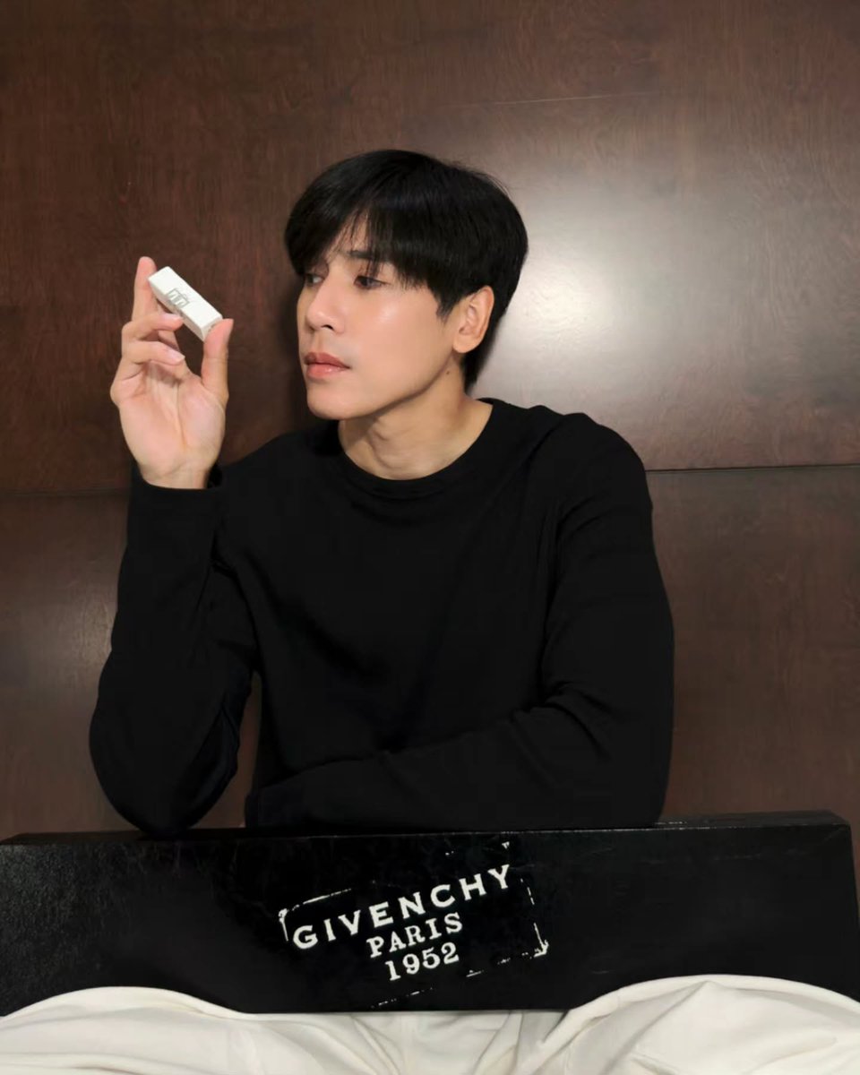kucing_ucu's tweet photo. A gorgeous and charismatic man. Such a perfect face for Givenchy Beauty! 😊🖤✨
#jesjpp #LeRouge
#GivenchyBeauty
#GivenchyBeautyTH
#GivenchyBeautyxJes https://t.co/v4BkL8ASih