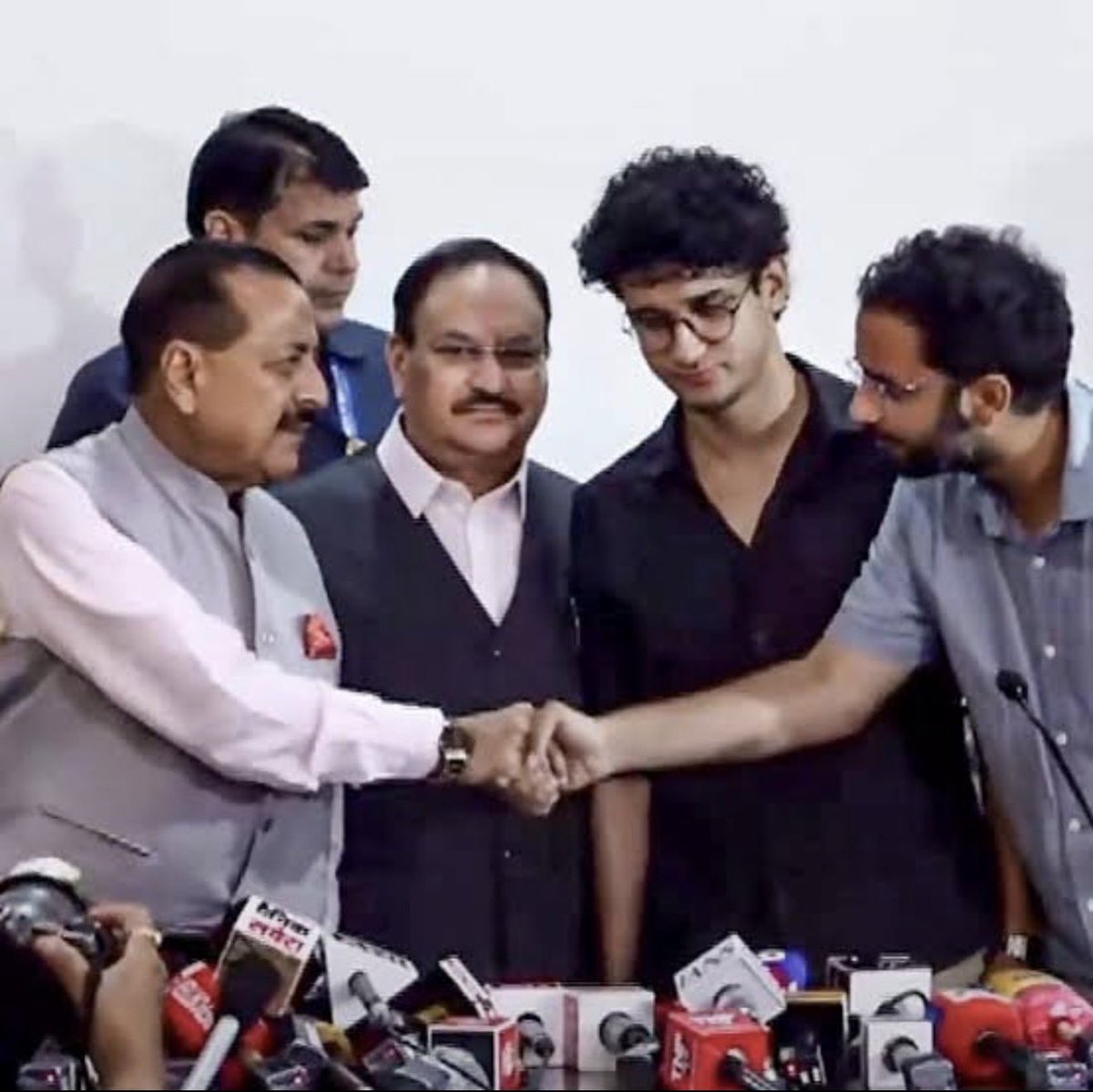 rajuparulekar's tweet photo. There will be a staged drama over CJP arrests.
a daily soap tactic by AK  to revive falling TRPs. 
Never trust them. (AAP &amp; CJP) https://t.co/cQ049qjoXi
