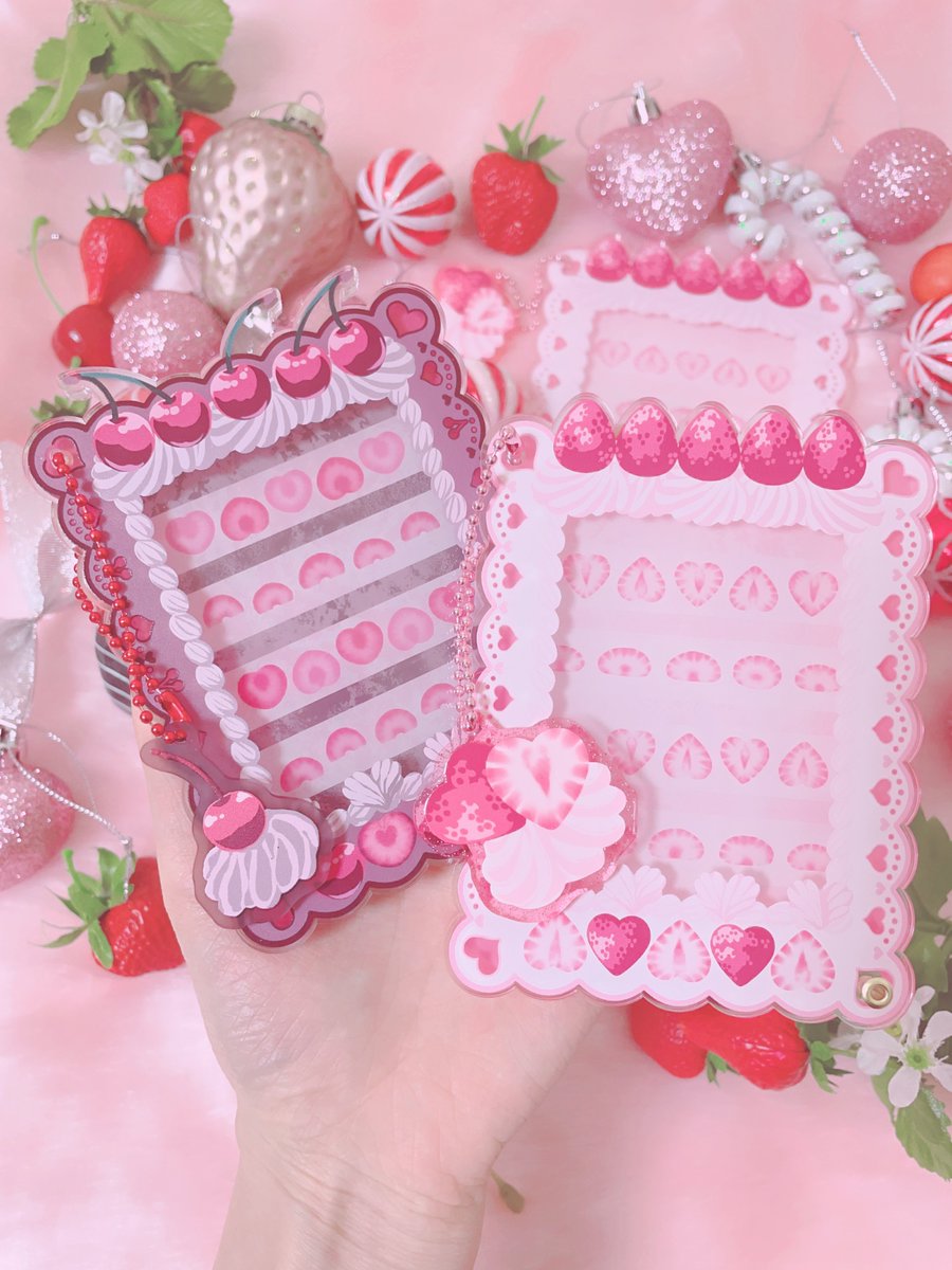 hexe_nhaus's tweet photo. へきせんはうすは子どもっぽすぎず、大人も楽しめるいちごとチェリーのグッズが欲しくて作っちゃおう🎶というところからはじめました☺️🍓🍒
少女漫画雑誌の付録みたいなレターセットやシール、ケーキの形のファンシーな推し活ケースを作っています🎂💌💕 https://t.co/QCb1EB4IFV
