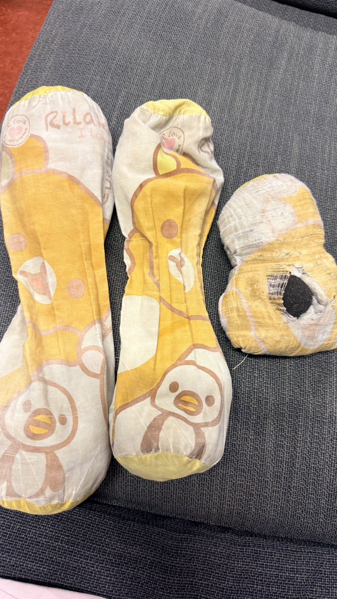 pspanacea's tweet photo. ขอความช่วยเหลือหน่อยคับ มีใครพอจะแนะนำยอดฝีมือซ่อมน้องเน่าหลานเราได้บ้างมั้ย ;_; ผ่านสมรภูมิมายาวนานมากแต่หลานรักมาก เจ้ชั้นเย็บทบไปทบมาจนไม่เหลือให้เย็บแล้วอ่ะ ผ้าบางจนจะเปนซีทรูอยุ่แล้ว 🥹 https://t.co/Yce4s7wr8A