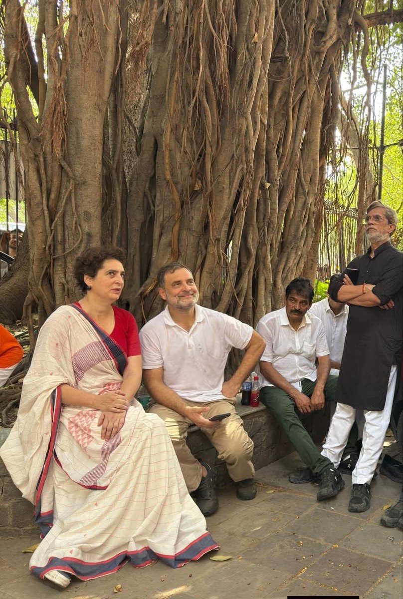 Dr_MonikaSingh_'s tweet photo. एक ये हैं जो संघर्ष में और लड़ते हुए भी चेहरे पर मुस्कुराहट रखते हैं...

एक वो हैं जो सत्ता में हैं पूरी पावर उनके पास है फिर भी "नाराज फूफा" की तरह रहते हैं।

क्या है जो उन्हें चैन से रहने नहीं देता? https://t.co/G9aBcOBWOJ