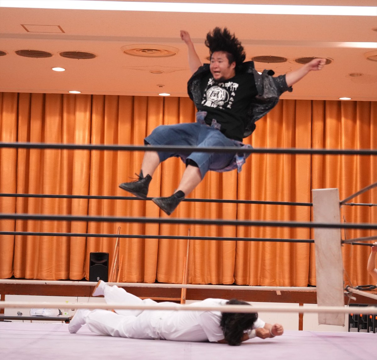Namjunkzone's tweet photo. 滅僧選手はダイビングセントーンをかわすと懸垂式DDT。
#RAW94 https://t.co/vkEybmDW41
