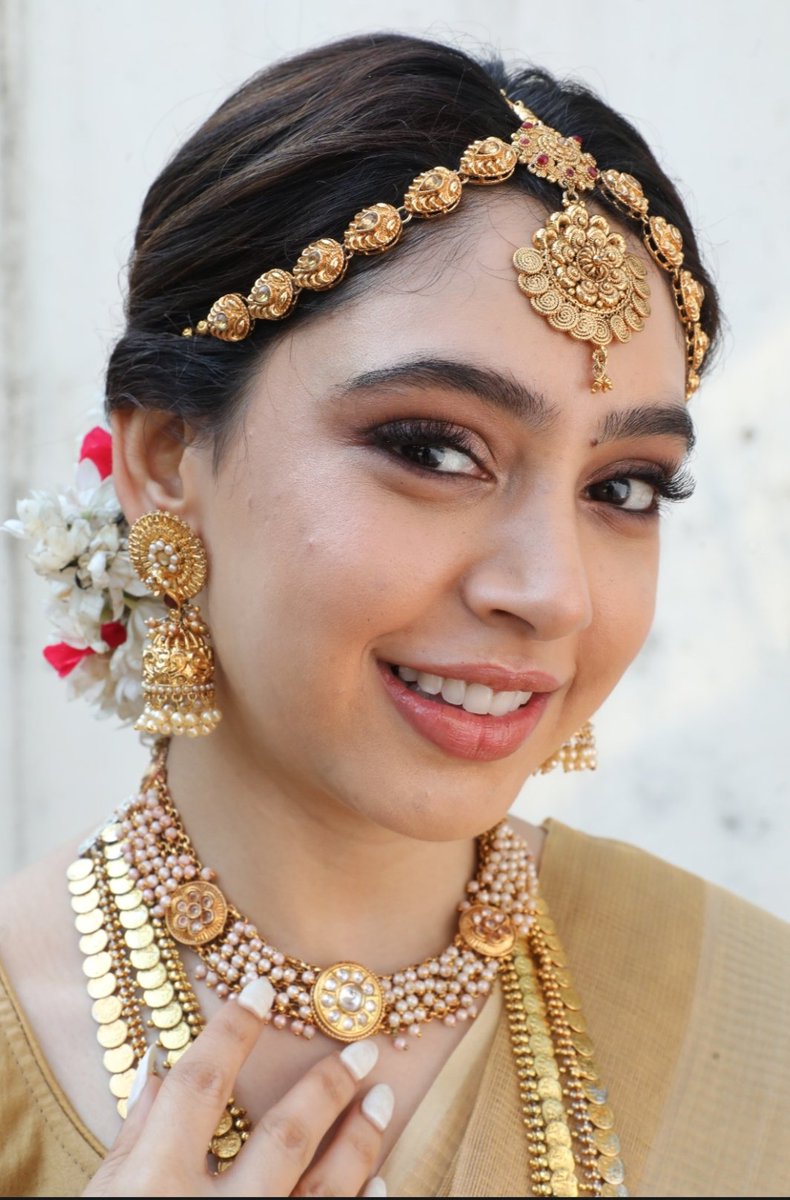 Friendly_bini's tweet photo. Her name "Nandini" itself represents Joy after all so being a positive bundle of sunshine is her default trait
#NitiTaylor #kyy https://t.co/5hoZHGhFSg