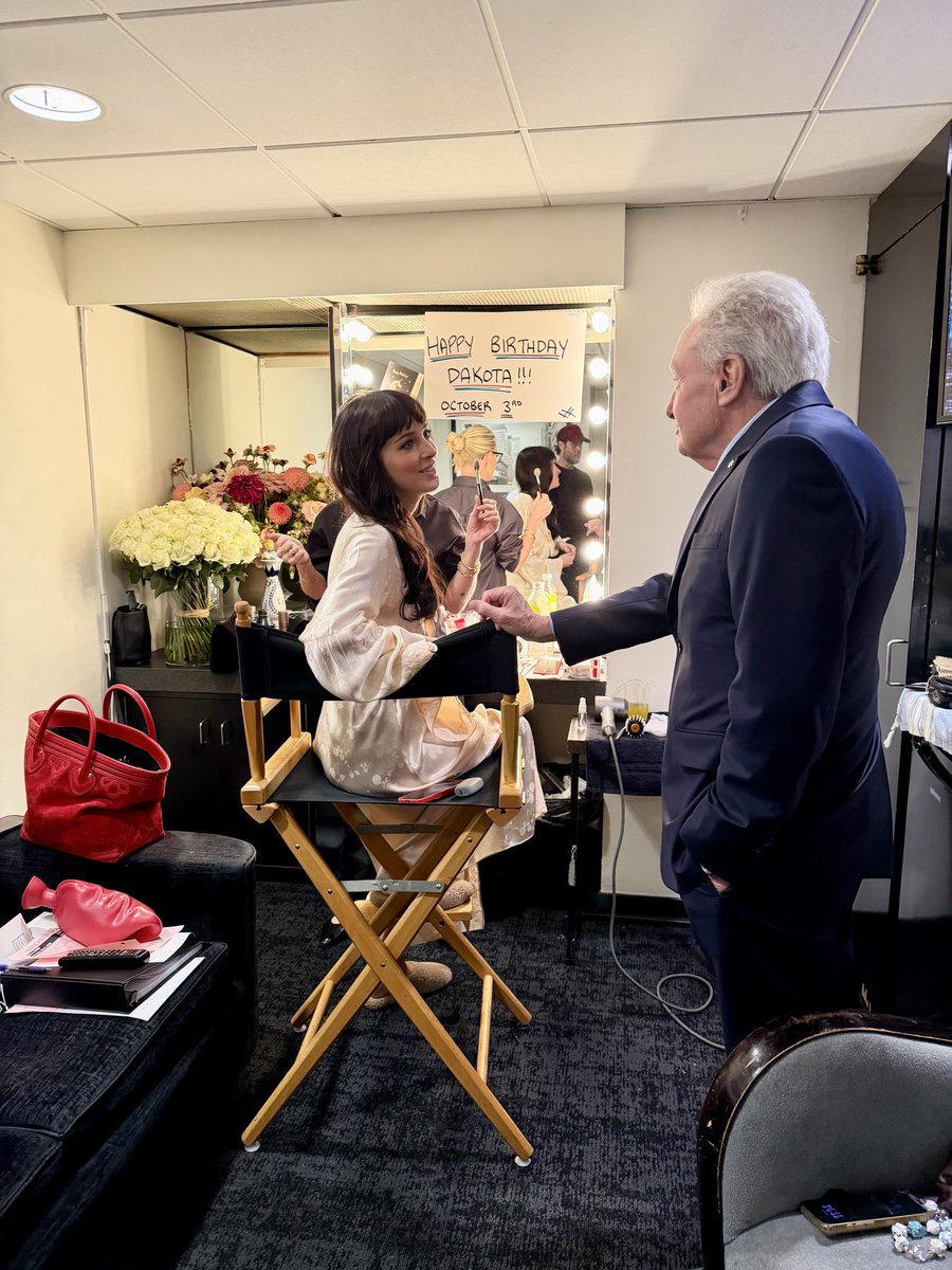 DakoholicsArg's tweet photo. 📸 | Dakota Johnson preparándose para su presentación en Saturday Night Live. https://t.co/3N1n6vQJTH