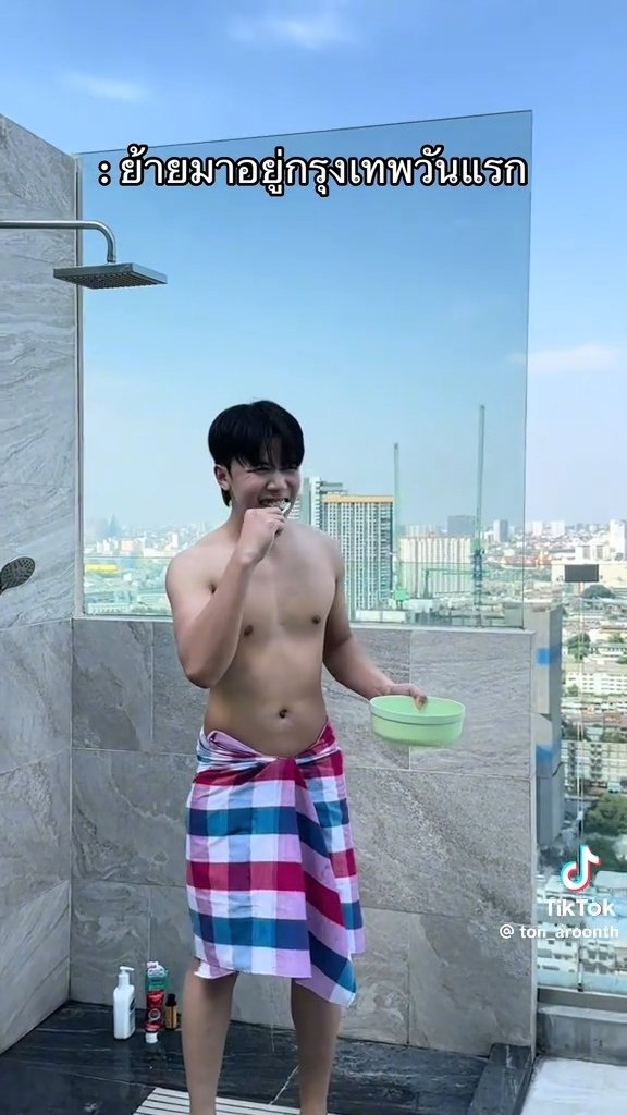 sxvxivvii's tweet photo. อ้ายภีมเข้ากรุงเทพครั้งแรก คึดฮอดผ้าขาวม้า ขันต่งน้ำ สบู่นกแก้วเด้ https://t.co/cUlg2MpUHO