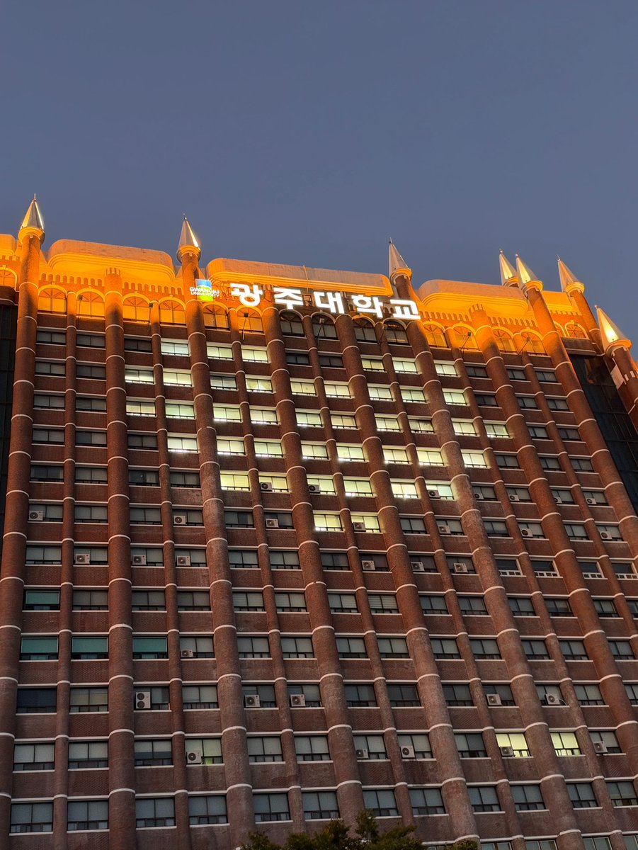 AHOF_official's tweet photo. 광주대학교 대동제 𝓓𝓮𝓵𝓲𝓰𝓱𝓽𝔂
고향에서 한 첫 무대여서 그런지 너무 신나고 재밌었어요!! 축제 재밌게 즐기고 갑니다🫶

#AHOF #아홉
#JEONGWOO #서정우 https://t.co/y3xvLzUs8r
