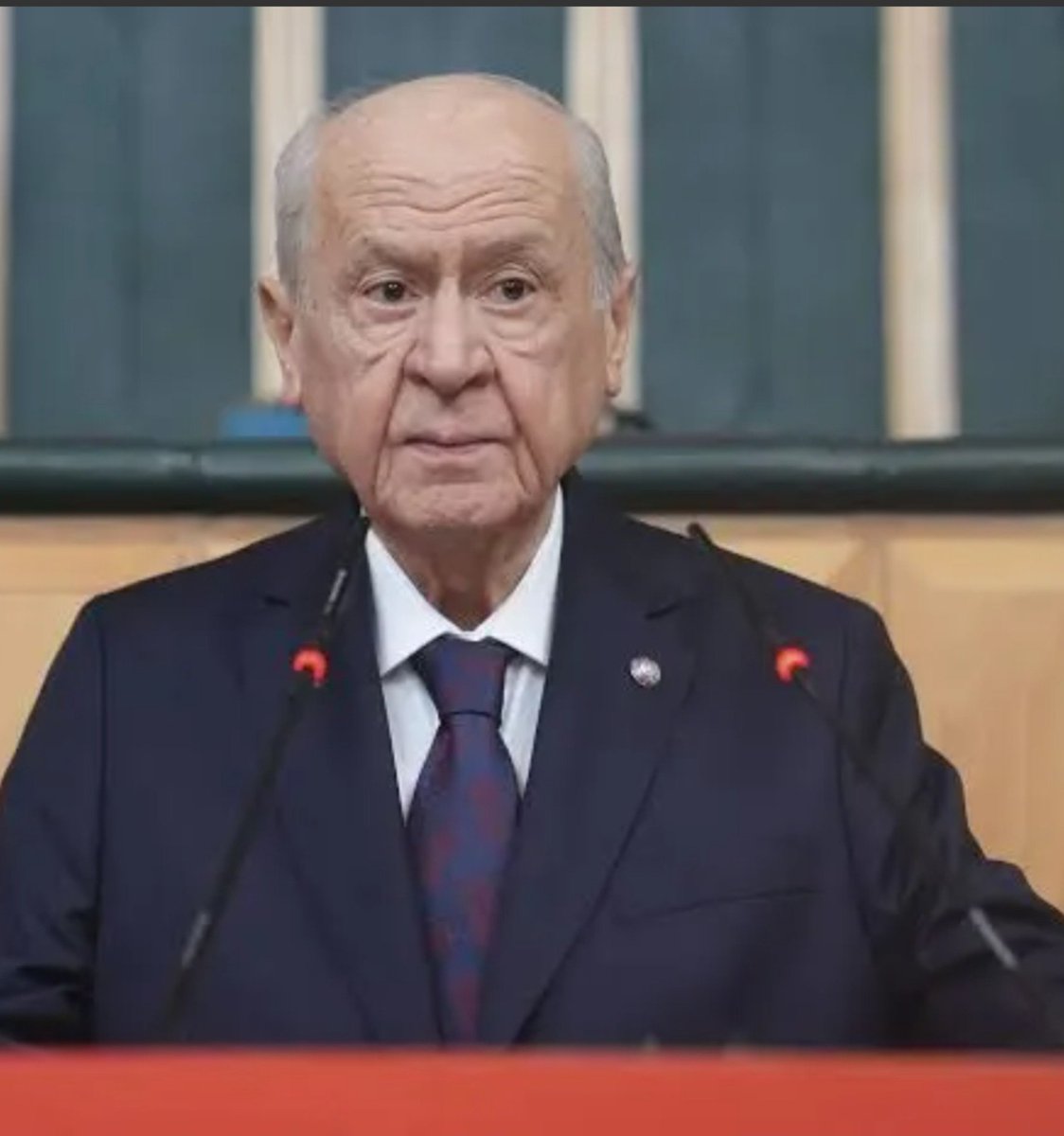 EmrahSelim2781's tweet photo. Sn Devlet Bahçeli yaklaşık 1 saat önce grup toplantısında dolaylı olarak şu mesajı verdi,
Sn Erdoğan kalacak ama Ak Parti'den kurtulup yerine Milliyetçi Hareket Partisini getireceğiz..!! https://t.co/a2OTsCUA3c