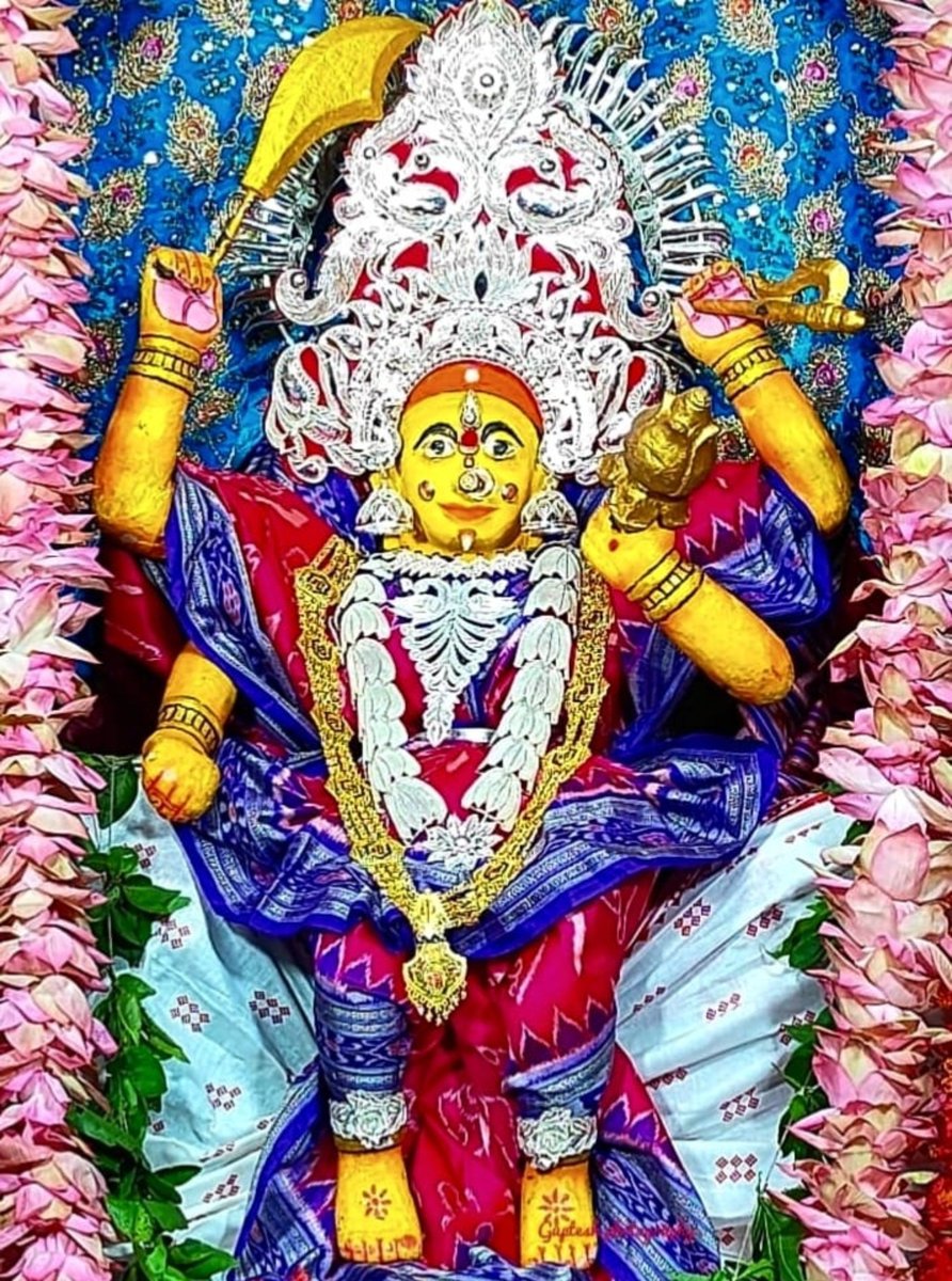 SambitRout18's tweet photo. ଆଜି ମା ' ଗଡ ଚଣ୍ଡୀ  ଭୁବନେଶ୍ୱରୀ ବେଶ ରେ ଦର୍ଶନ ଦେଉଛନ୍ତି ଭକ୍ତଙ୍କୁ। 

#FestivalVibes #Kataka #Odisha 
@manas_muduli @odiajagat @OdiaCulture https://t.co/8tu6hEl114