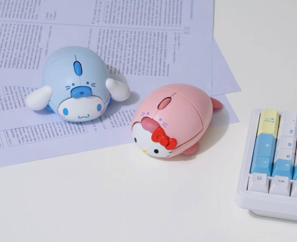 KawaiigamingT's tweet photo. 【反則級の可愛さ🎀】

韓国Roycheのサンリオ新作
『フィギュアワイヤレスマウス』がときめきすぎる…！

ぽてっと寝そべった立体フォルム
キティちゃんのUSBレシーバーがなんと『リボン型』に✨ https://t.co/wZM0VG0ok5
