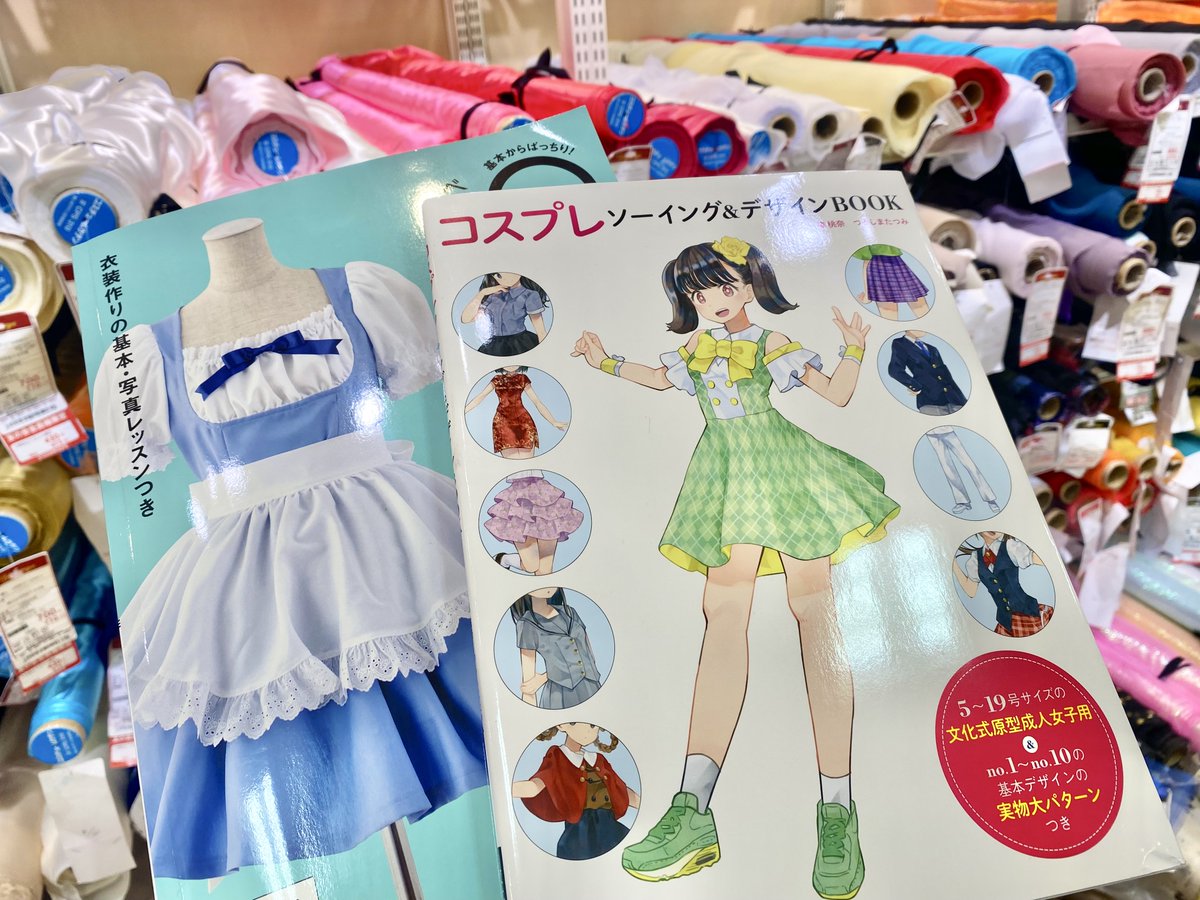 yuzawaya_hobby's tweet photo. このカットクロスが、こんな素敵なお洋服に…！🥹✨
https://t.co/4JZaSSAgKr

SNSで人気のイラストレーター・Spin(@hareroom1)さんの繊細で美しいイラストを贅沢に使用🪡
たっぷりのフリルを合わせて、お洋服＆ヘッドドレスに仕立てました🎀

池袋店ではフリルやブレード、衣装系の書籍も充実✨
かわいい生地で理想のお洋服を作ってみませんか？🧵
(WACCA池袋店より)