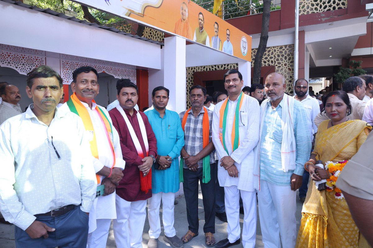 Neerajvermabbk's tweet photo. आज लखनऊ स्थित भाजपा प्रदेश कार्यालय में लखनऊ खंड स्नातक निर्वाचन क्षेत्र से घोषित प्रत्याशी आदरणीय श्री अवनीश कुमार सिंह जी एवं लखनऊ खंड शिक्षक निर्वाचन क्षेत्र से प्रत्याशी श्री उमेश द्विवेदी जी के नामांकन के प��वन अवसर पर उपस्थित रहने का सौभाग्य मिला।  
दोनों लोकप्रिय जननेताओं को नामांकन पत्र दाखिल करने पर हार्दिक बधाई एवं विजय की अग्रिम शुभकामनाएँ!  
मुझे पूर्ण विश्वास है कि दोनों प्रत्याशी अपनी-अपनी सीटों से प्रचंड बहुमत से ऐतिहासिक विजय दर्ज कर शिक्षकों एवं स्नातकों के अधिकारों की आवाज़ को और सशक्त करेंगे।