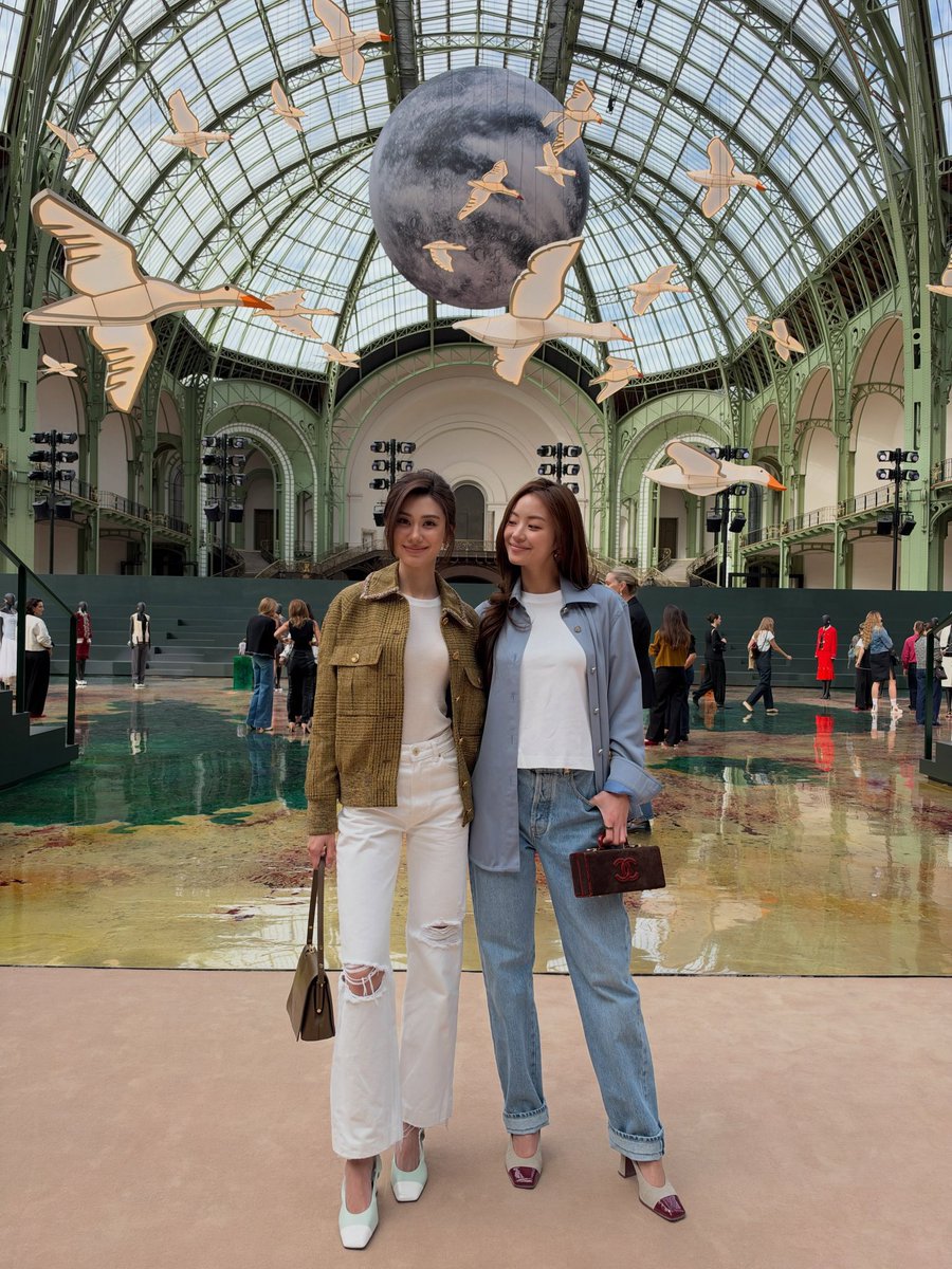 GinVo1102's tweet photo. qua tới h thuyền MiuLena hơi mạnh😞

#CHANELSS27xLenaMiu
#LalinaLena #MiuNatsha 
#CHANELSpringSummer #CHANEL #PFW https://t.co/c3DaJenbWk