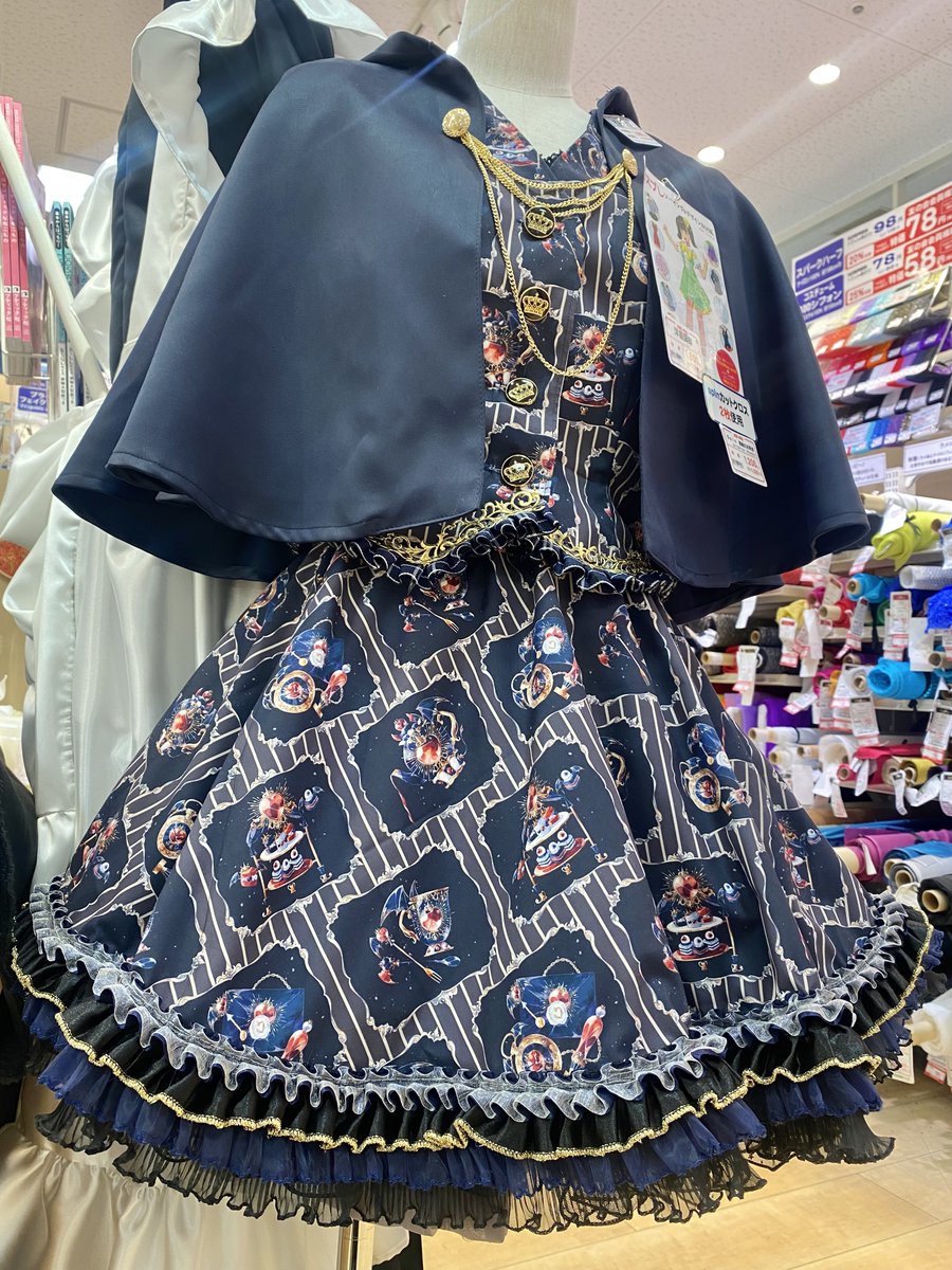yuzawaya_hobby's tweet photo. このカットクロスが、こんな素敵なお洋服に…！🥹✨
https://t.co/4JZaSSAgKr

SNSで人気のイラストレーター・Spin(@hareroom1)さんの繊細で美しいイラストを贅沢に使用🪡
たっぷりのフリルを合わせて、お洋服＆ヘッドドレスに仕立てました🎀

池袋店ではフリルやブレード、衣装系の書籍も充実✨
かわいい生地で理想のお洋服を作ってみませんか？🧵
(WACCA池袋店より)