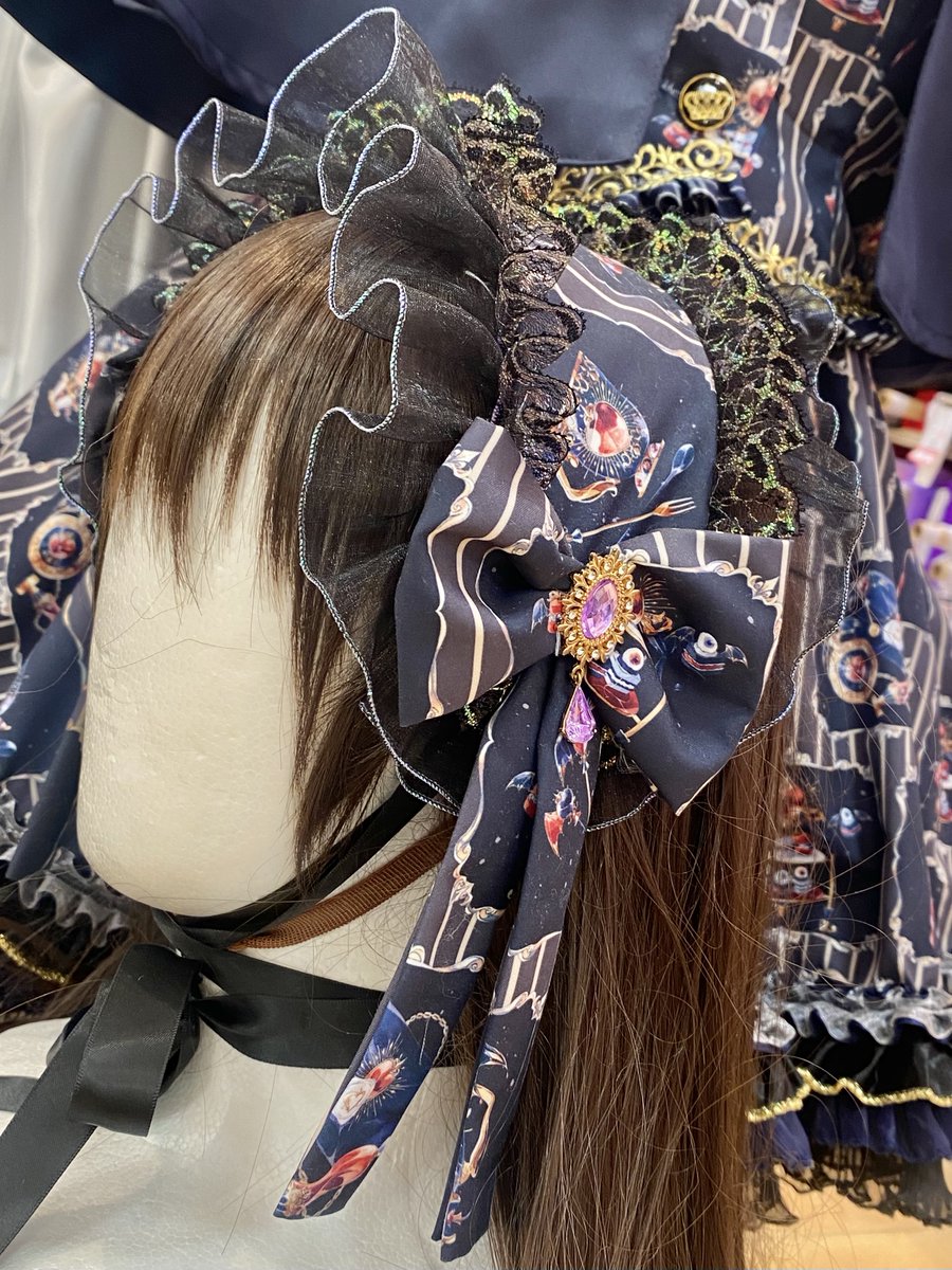 yuzawaya_hobby's tweet photo. このカットクロスが、こんな素敵なお洋服に…！🥹✨
https://t.co/4JZaSSAgKr

SNSで人気のイラストレーター・Spin(@hareroom1)さんの繊細で美しいイラストを贅沢に使用🪡
たっぷりのフリルを合わせて、お洋服＆ヘッドドレスに仕立てました🎀

池袋店ではフリルやブレード、衣装系の書籍も充実✨
かわいい生地で理想のお洋服を作ってみませんか？🧵
(WACCA池袋店より)