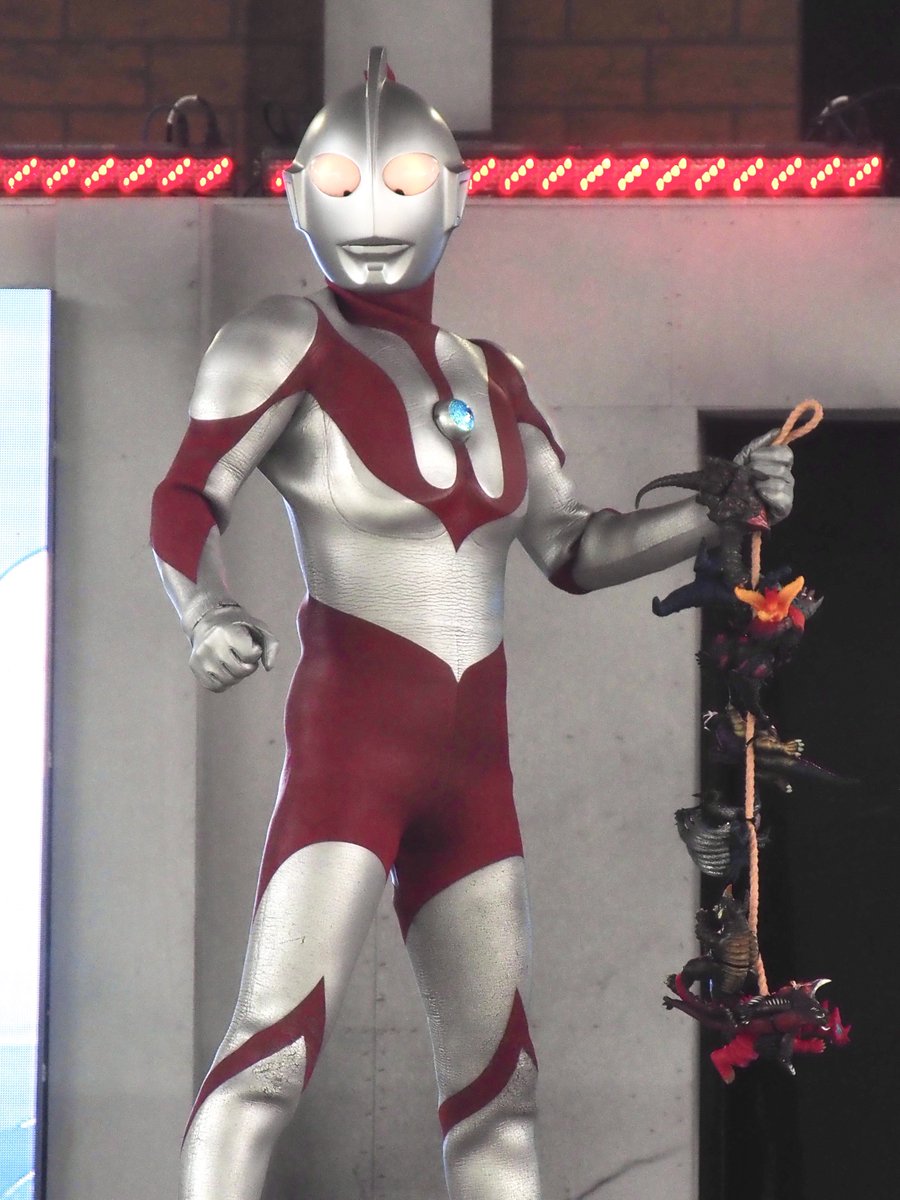 kurowoku's tweet photo. 悪用されてたスパークドールズを、敵から大量に回収した初代マン兄さん

漁師みたいに担いで帰って行くのもシュールだし、ドレンゲランやラフレイヤ、ミズノエノリュウといった怪獣ラインナップもヤバめ

#グリーンランド　#ウルトラマン https://t.co/w8vGL8BDAd