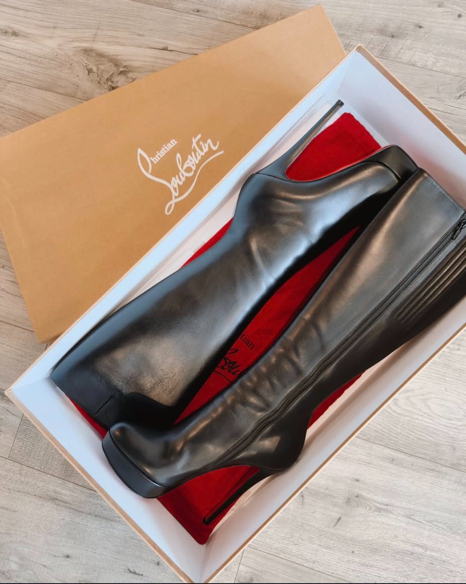 DelisiLouboutin's tweet photo. Louboutin çizme güzelliği >>>> ❤️✨❤️ https://t.co/j4re9m7isl