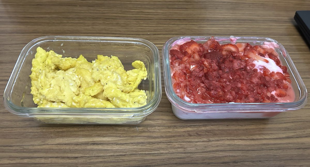 brisketdad0624's tweet photo. Breakfast meal prep for the week.

4 eggs cooked with 1 tsp butter
1.5 cups nonfat Greek yogurt
4 strawberries
8 raspberries
1 tsp zero-sugar cheesecake pudding mix
1 tsp sweetener

About 600 calories and 60g of protein.

Simple, filling, and honestly tastes way too good to be weight-loss food.

50 lbs down. Just trying to keep making the good choices easier.

#weightlossjourney #mealprep #highprotein