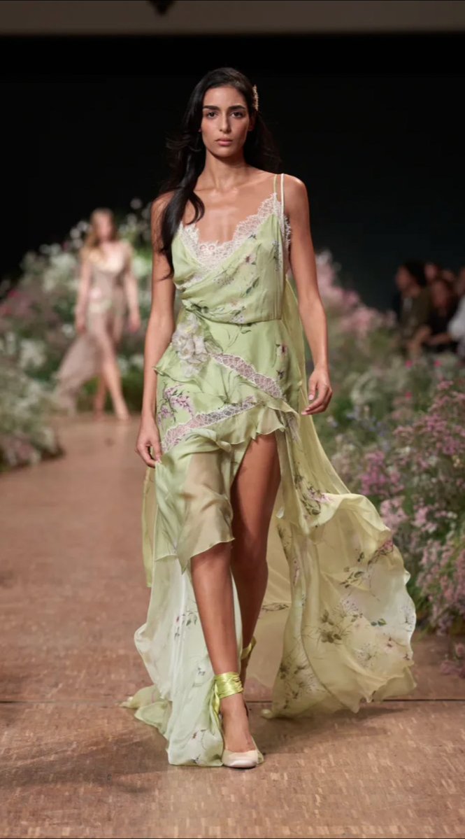rosev1207's tweet photo. Elie Saab: Spring 2027 RTW PFW Collection https://t.co/9c4kQuye5K