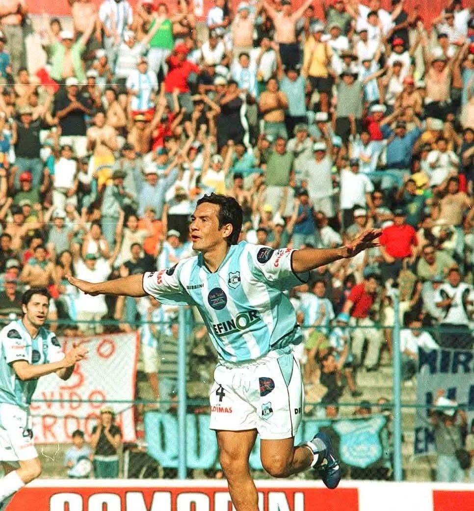 dctames's tweet photo. Cumpleaños de Alejandro González  único jugador de Gimnasia de Jujuy que logró tres ascensos (Torneo del interior 92/93, Nacional B 93/94, Nacional B 04/05) y casi 350 partidos vistiendo la celeste y blanca 🇪🇪🐺🇪🇪 Muchas felicidades !! https://t.co/kaeO3OejGg