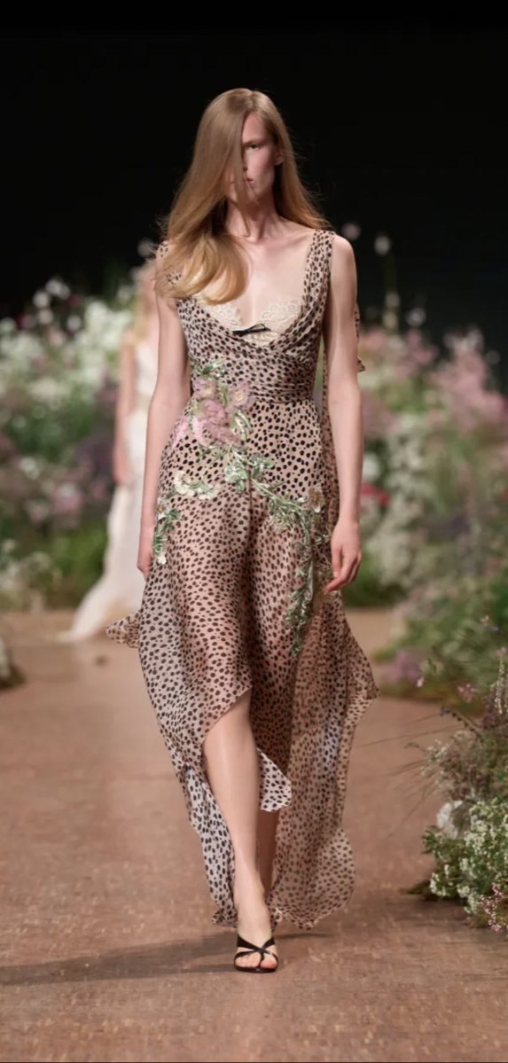 rosev1207's tweet photo. Elie Saab: Spring 2027 RTW PFW Collection https://t.co/9c4kQuye5K