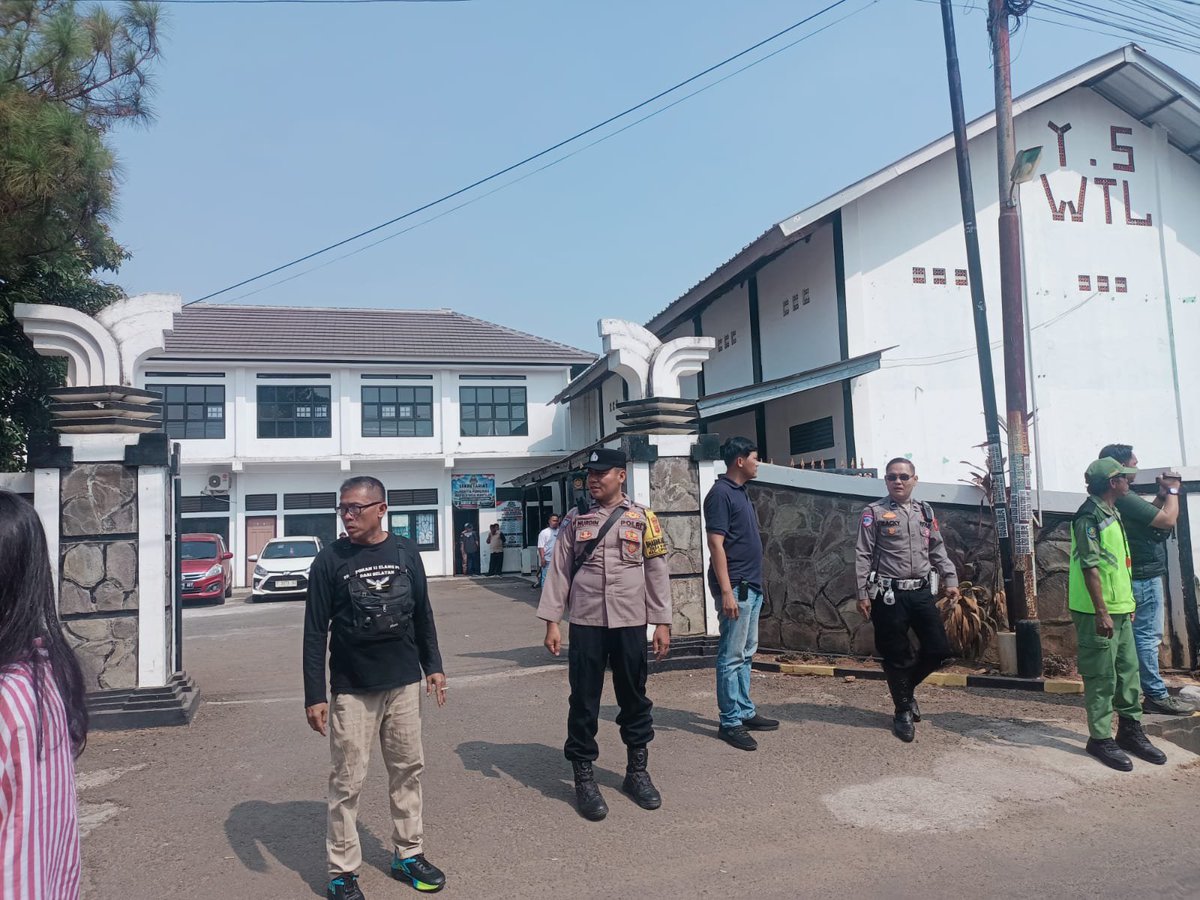 HumassekCpdysbg's tweet photo. Kegiatan pengamanan penetapan balon menjadi calon, penyerahan SK dari panitia kepada Calon, penentuan no urut dan tanda gambar serta pelaksanaan Deklarasi Damai Desa Wantilan https://t.co/Tkf1JiM0MY