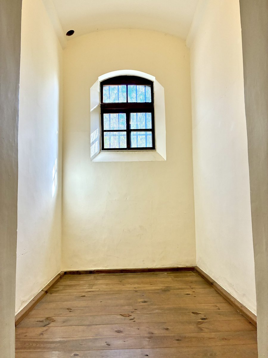 karukade_nuit's tweet photo. ミュージアムの館内　見学出来るのは独居房の第３寮　中に入れる部屋は綺麗に改装されてますが、扉が閉まってる部屋はトイレを外したまま無造作のまま残った状態になってます　天井は高く採光窓があり明るい館内です https://t.co/dzK0CzGRHS