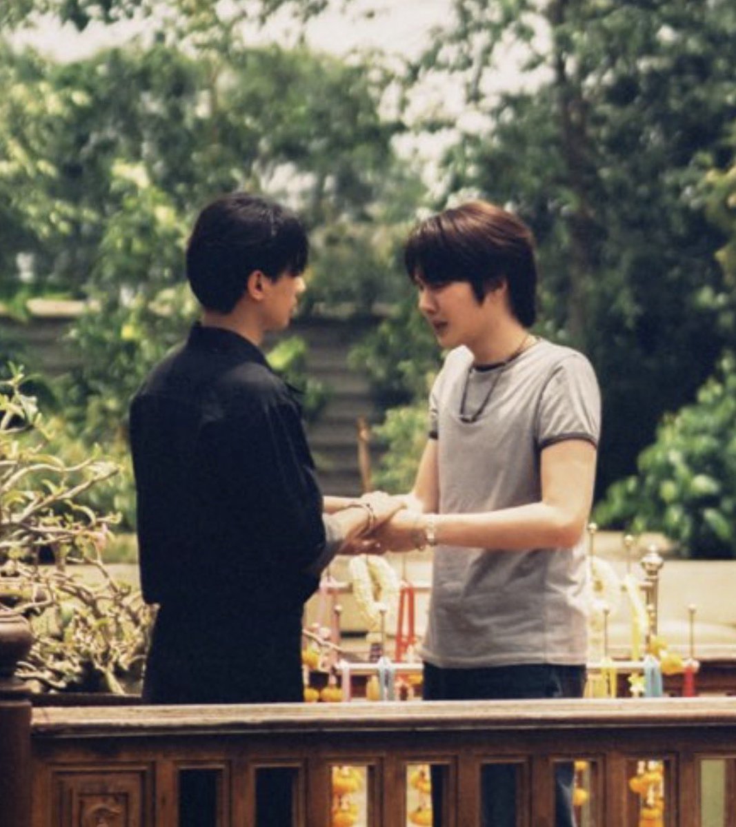 Tprssn's tweet photo. คือเขมจิรานางเห็นผีอ่ะ ว่าที่สามีชีมาแต่ดวงจิตแบบนั้น ดีละที่ไม่สติแตก โบราณบอกว่าก่อนแต่งงานคนจะเนื้อหอมไวต่ออันตรายห้ามเดินทาง ละฮีไปปราบผีไปเสี่ยงตุย ชั้นเข้าใจโปสนี้ละทำไมที่น้องเขมเป็นแบบนั้น

TRAILER KHEMJIRA FOREVER 
#ตัวอย่างเขมจิราตลอดกาล https://t.co/IM7PZ5Bxti