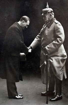 RastrodeSonhos's tweet photo. Hitler NUNCA foi eleito presidente. Perdeu a eleição de 1932 para Paul von Hindenburg.

E mesmo assim, 6 meses depois, estava no poder com a ajuda de elites que achavam que podiam controlá-lo. 

Se você acha que "isso nunca mais acontece", esse fio é pra você. E vale pra qualquer país, em qualquer eleição.🧶1/10