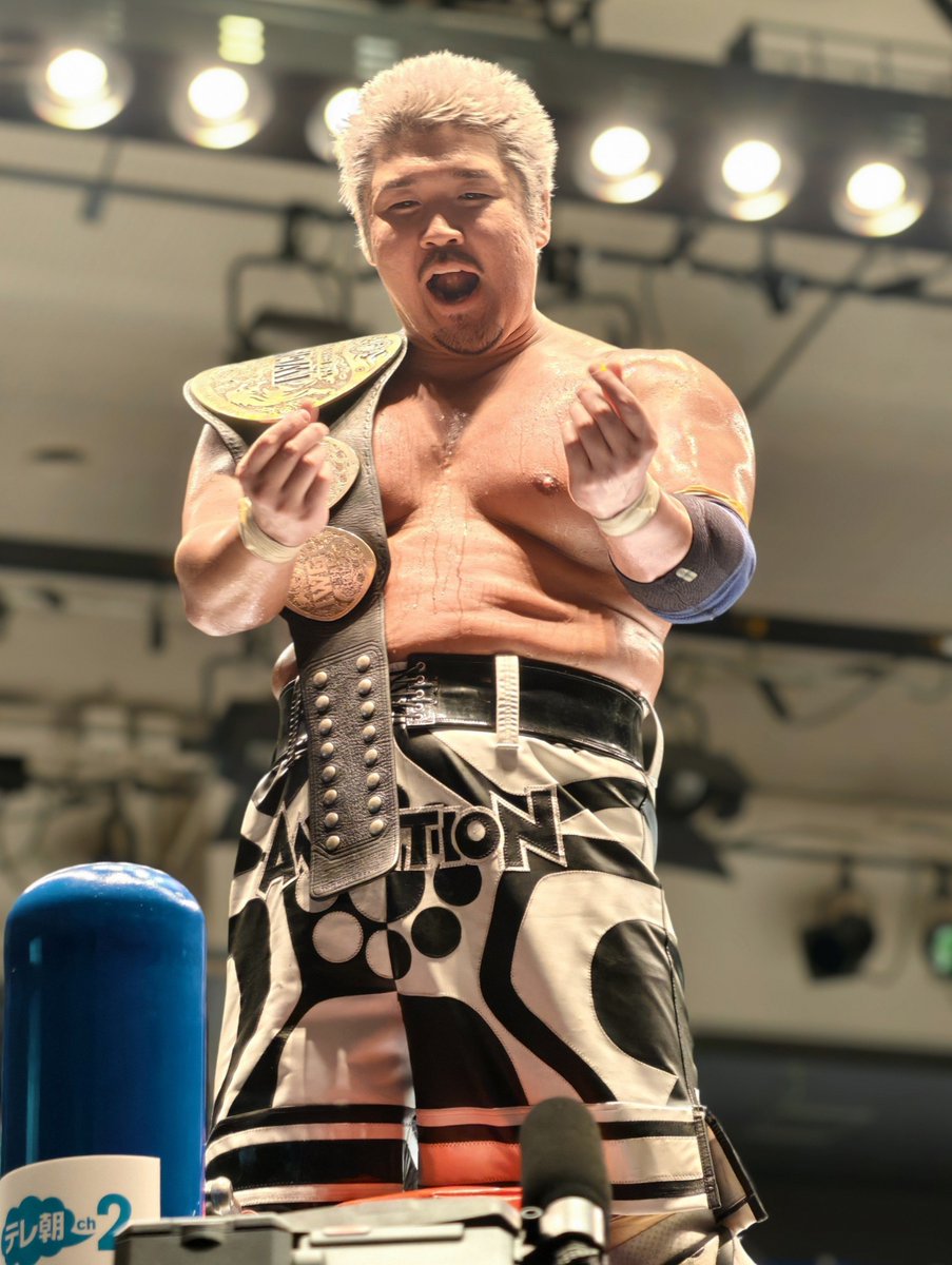 NooK11011KooN's tweet photo. K.O.Bがベルト取り戻した！！！
そしてオスカー運んであげるコブ優しすぎる！！
#njkopw https://t.co/KfP2Q6d3JA