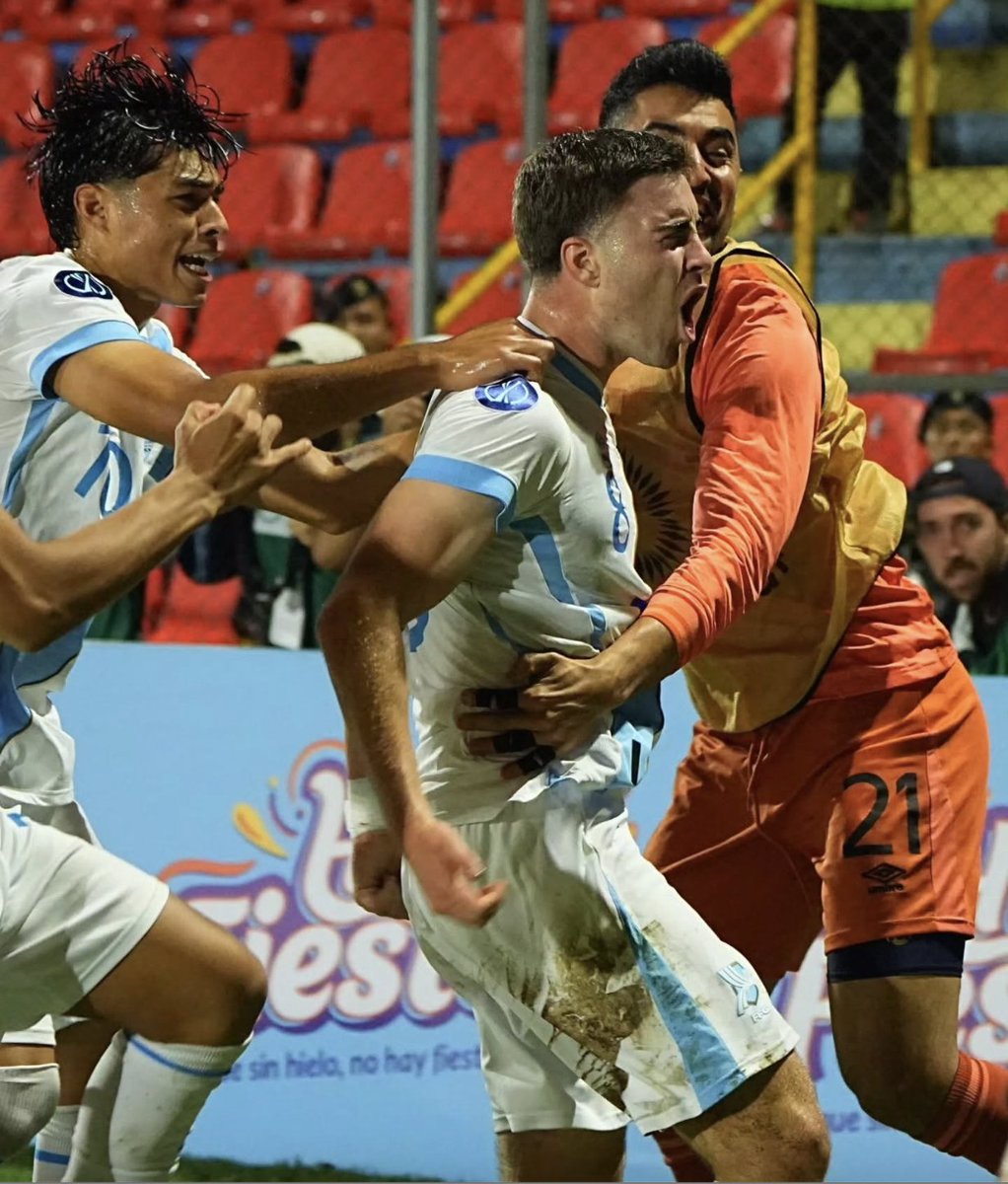AntorchaDeporte's tweet photo. Gool Gool Gool Gool, al minuto 95, cuando parecía que de nuevo nos iríamos sin nada, llegó la zurda de Matt Evans para colocarla en el ángulo. Para gritarlo por donde quiera que se encuentre, a donde quiera que vaya. Olger Escobar le hizo el pase y lo alcanza, Luis Morán lo detiene, que lo griten cuantas veces quieran, acaso ganamos siempre pues, estas que se repitan muchas veces