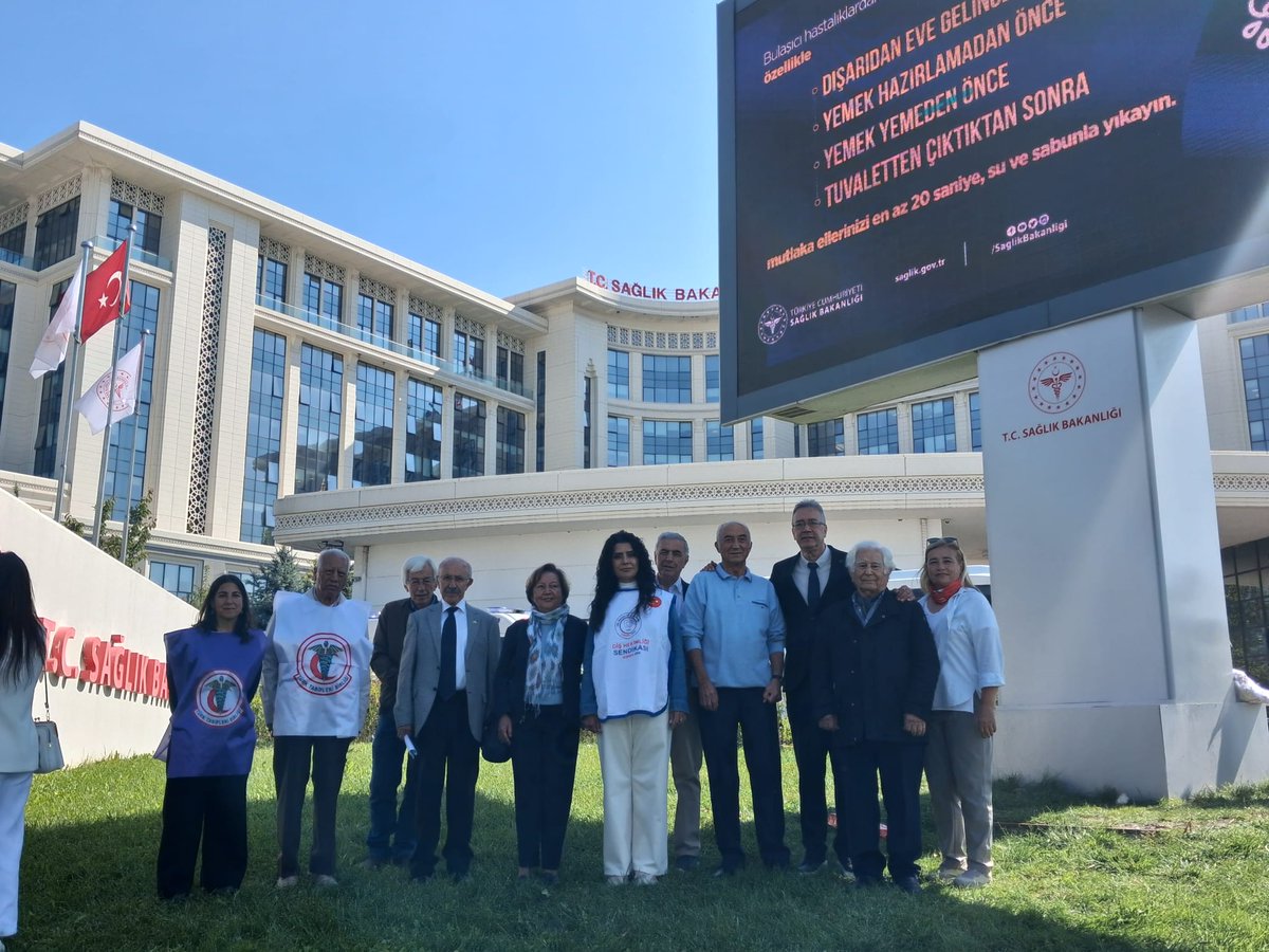 disheksen_org's tweet photo. 📢 DİŞHEK-SEN’DEN TTB’NİN EMEKLİ HEKİMLER İÇİN GERÇEKLEŞTİRDİĞİ BASIN AÇIKLAMASINA DESTEK

TTB Merkez Konseyi, TTB Emekli Hekimler Kolu ve 65 tabip odasının ortak imzasıyla, Sağlık Bakanlığı önünde gerçekleştirilen basın açıklamasına DİŞHEK-SEN olarak katıldık.

Emeklilikte yaşanan gelir ve hak kayıpları yalnızca bugünün emekli hekimlerinin değil, çalışan tüm hekimlerin geleceğini ilgilendiren ortak bir sorundur.

DİŞHEK-SEN olarak hekimlerin emeklilikte emeklerinin karşılığını aldığı, güvenceli ve onurlu bir yaşam sürdürebildiği bir sistem için mücadeleyi destekliyoruz.
@disheksen_org 
@ttborgtr 

✅ DİŞHEKSEN faaliyetlerini incelemek ve üye olmak için
🔗 https://t.co/uXTsEApaRM