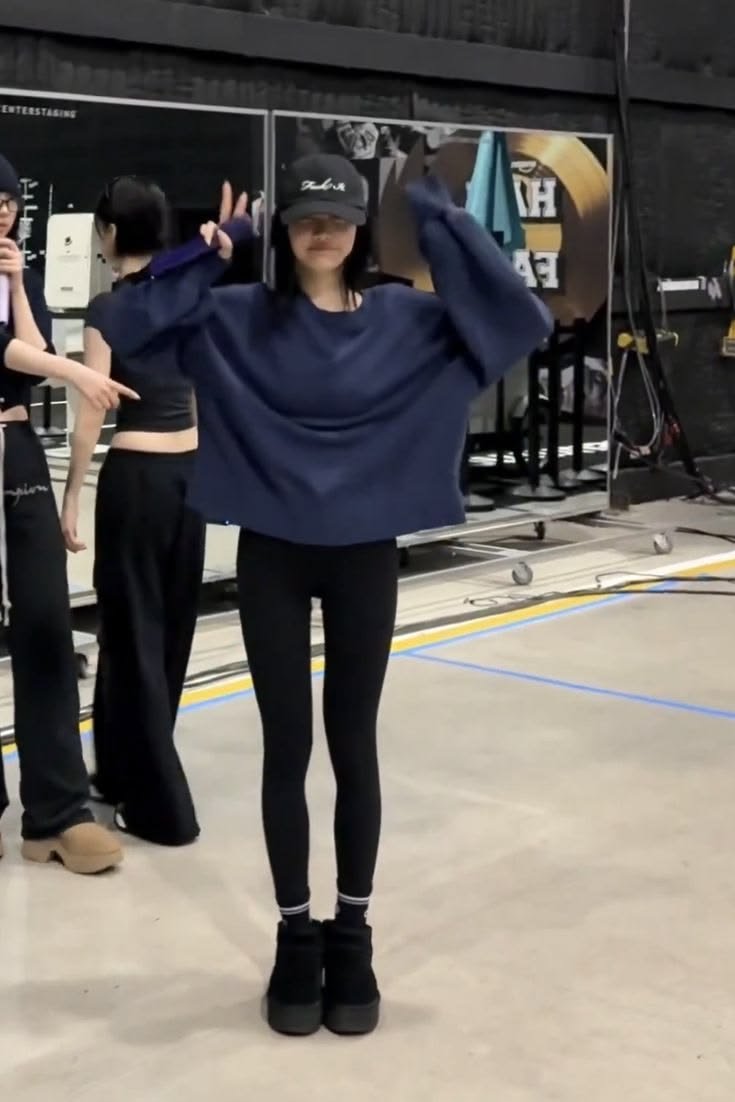 kiyecng's tweet photo. “what  do  u  wna  be  for  halloween”

thin https://t.co/qO4yMGjGws