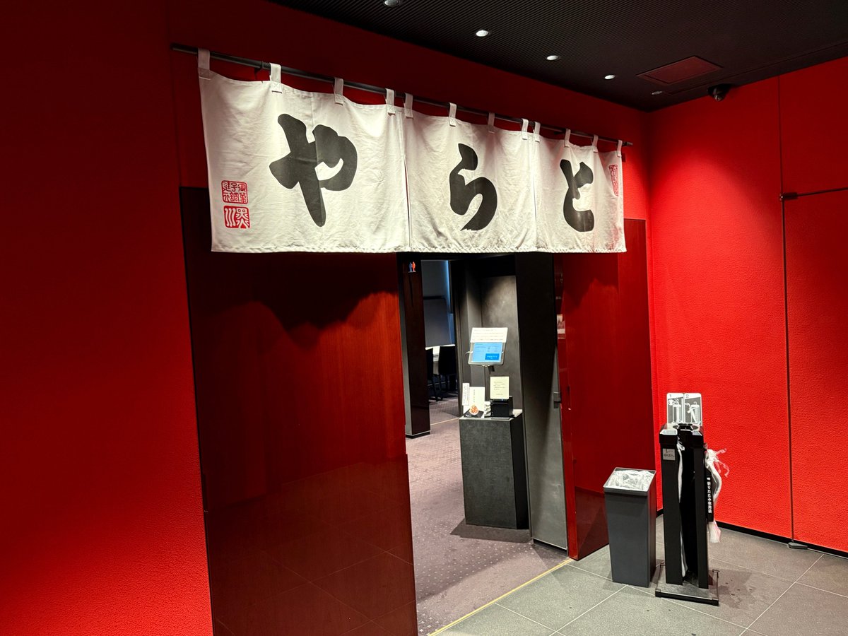 h_gashiyama's tweet photo. TORAYA GINZAの渋皮栗のかき氷は、かき氷の最高傑作であり、栗料理の最高傑作でもあるという、二冠達成スイーツ

初めて食べた時、大げさではなく、
『時が止まった』

人はあまりの美味に出会うと、味覚に全ての神経が全集中されるため、本当に時が止まったような感覚に陥るのだ

とらやの最高の技術で作られた渋皮栗
それを凍らせて、極薄に削る
その舌触りは天女の絹衣の如き、滑らかさと極上の上品さをたたえた甘さ

その渋皮栗がこの世のものとは思えない美味なのに、『え！？嘘でしょ！！？』ってくらいたーーっぷり乗っかる

氷の中に隠されている栗餡も抜群に神
とらやは地球上で最も高度な製餡技術を持ち、そこに栗を合わせたらそりゃ極上

和菓子としての矜持があるため、クリームに頼らない全体構成も素晴らしい

昨今のかき氷はとてもおいしいけど、
『これはクリームの美味しさでは？』
と思うものも少なくないので、この直球勝負な感じがとても嬉しい

年々予約ハードルが高まっているが、この予約だけはなんとしても頑張る
今年一年分の『栗欲』が完璧に満たされた