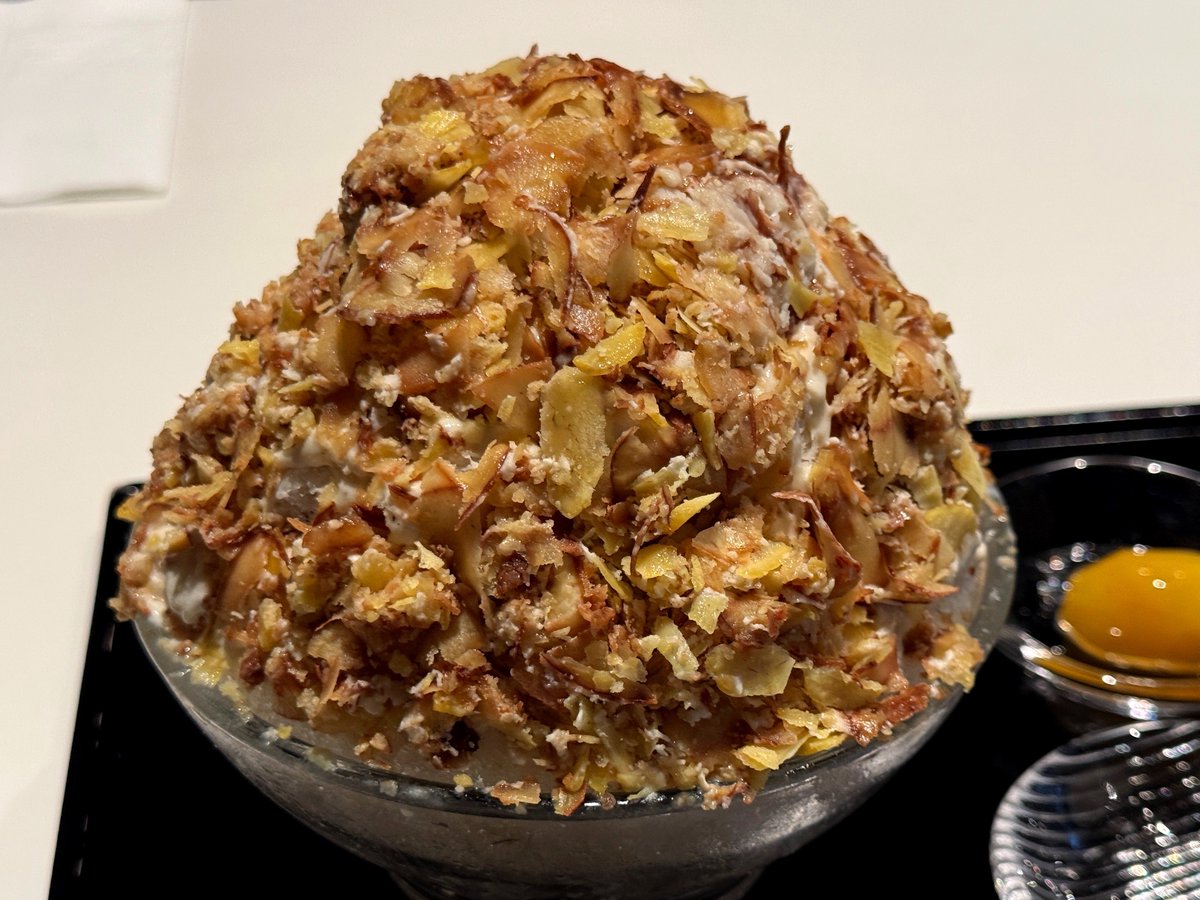 h_gashiyama's tweet photo. TORAYA GINZAの渋皮栗のかき氷は、かき氷の最高傑作であり、栗料理の最高傑作でもあるという、二冠達成スイーツ

初めて食べた時、大げさではなく、
『時が止まった』

人はあまりの美味に出会うと、味覚に全ての神経が全集中されるため、本当に時が止まったような感覚に陥るのだ

とらやの最高の技術で作られた渋皮栗
それを凍らせて、極薄に削る
その舌触りは天女の絹衣の如き、滑らかさと極上の上品さをたたえた甘さ

その渋皮栗がこの世のものとは思えない美味なのに、『え！？嘘でしょ！！？』ってくらいたーーっぷり乗っかる

氷の中に隠されている栗餡も抜群に神
とらやは地球上で最も高度な製餡技術を持ち、そこに栗を合わせたらそりゃ極上

和菓子としての矜持があるため、クリームに頼らない全体構成も素晴らしい

昨今のかき氷はとてもおいしいけど、
『これはクリームの美味しさでは？』
と思うものも少なくないので、この直球勝負な感じがとても嬉しい

年々予約ハードルが高まっているが、この予約だけはなんとしても頑張る
今年一年分の『栗欲』が完璧に満たされた