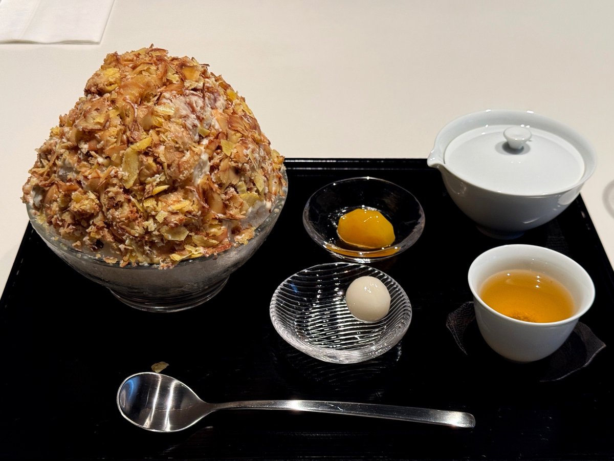h_gashiyama's tweet photo. TORAYA GINZAの渋皮栗のかき氷は、かき氷の最高傑作であり、栗料理の最高傑作でもあるという、二冠達成スイーツ

初めて食べた時、大げさではなく、
『時が止まった』

人はあまりの美味に出会うと、味覚に全ての神経が全集中されるため、本当に時が止まったような感覚に陥るのだ

とらやの最高の技術で作られた渋皮栗
それを凍らせて、極薄に削る
その舌触りは天女の絹衣の如き、滑らかさと極上の上品さをたたえた甘さ

その渋皮栗がこの世のものとは思えない美味なのに、『え！？嘘でしょ！！？』ってくらいたーーっぷり乗っかる

氷の中に隠されている栗餡も抜群に神
とらやは地球上で最も高度な製餡技術を持ち、そこに栗を合わせたらそりゃ極上

和菓子としての矜持があるため、クリームに頼らない全体構成も素晴らしい

昨今のかき氷はとてもおいしいけど、
『これはクリームの美味しさでは？』
と思うものも少なくないので、この直球勝負な感じがとても嬉しい

年々予約ハードルが高まっているが、この予約だけはなんとしても頑張る
今年一年分の『栗欲』が完璧に満たされた