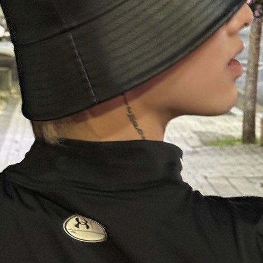ttalgiily's tweet photo. rik’s neck made for                                 gyub’s hand https://t.co/ctPPgOMV9M
