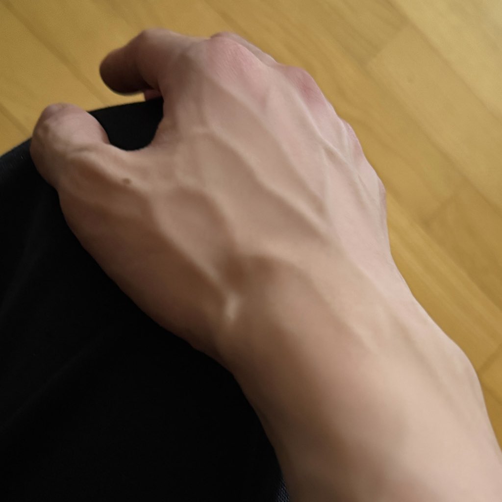 ttalgiily's tweet photo. rik’s neck made for                                 gyub’s hand https://t.co/ctPPgOMV9M