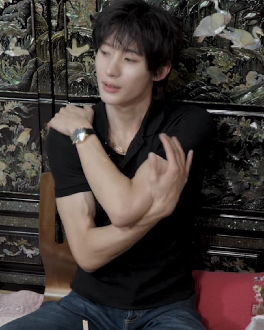 asbaguette's tweet photo. ขอเหมาโปโลดำทั้งโลกให้แอนตันใส่ ชุดนี้เลยที่ไปถ่ายรายการยองจีต่อ หล่อสร้างเรื่องมากกกกกอะ 😭 https://t.co/me4nz52ILF