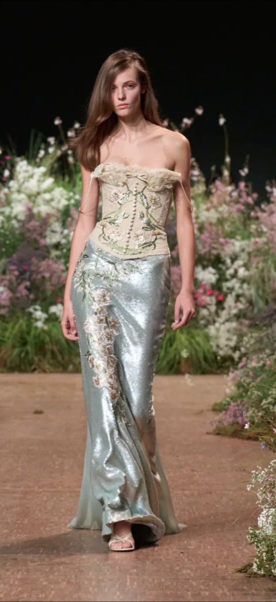 rosev1207's tweet photo. Elie Saab: Spring 2027 RTW PFW Collection https://t.co/JYqg5N29Dg
