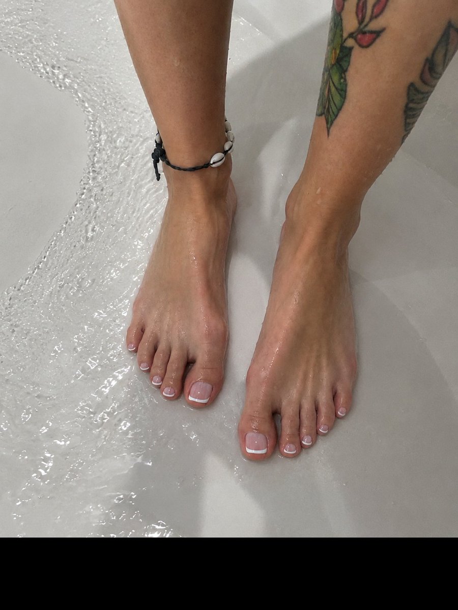 goddess_daisy00's tweet photo. Mały french, mokre stópki i trochę uwagi tylko dla Ciebie 🤍DM🤭 https://t.co/fDAuTHZSyl