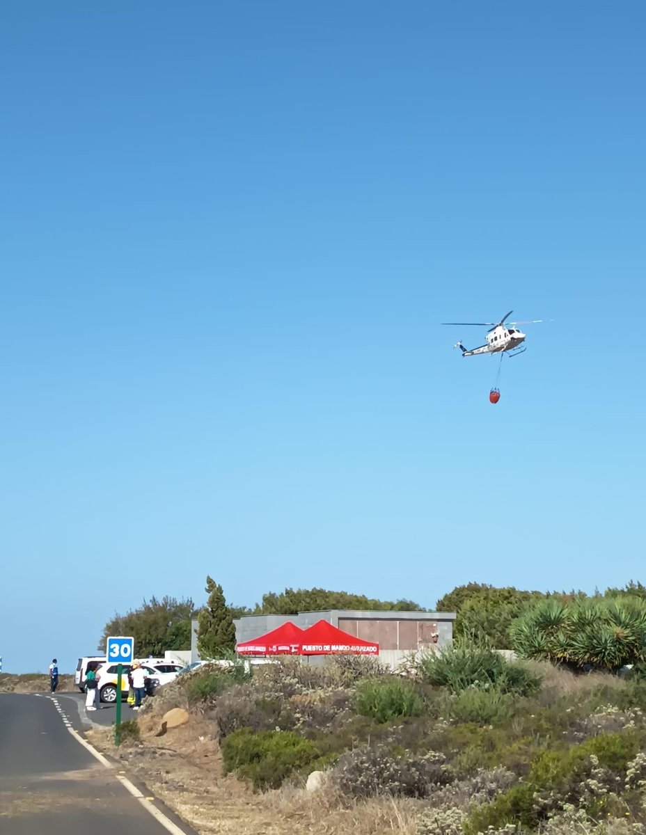 112canarias's tweet photo. El Grupo de #Emergencias y Salvamento #GES @territoriocan_ participa este martes junto a otros medios autonómicos, estatales y locales en un simulacro de incendio forestal en Valle Gran Rey #LaGomera
➡️El ejercicio mejora coordinación y seguridad de recursos aéreos y terrestres https://t.co/Z5Slw0pbg9