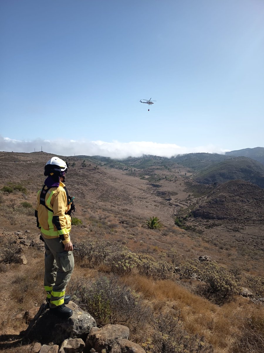 112canarias's tweet photo. El Grupo de #Emergencias y Salvamento #GES @territoriocan_ participa este martes junto a otros medios autonómicos, estatales y locales en un simulacro de incendio forestal en Valle Gran Rey #LaGomera
➡️El ejercicio mejora coordinación y seguridad de recursos aéreos y terrestres https://t.co/Z5Slw0pbg9