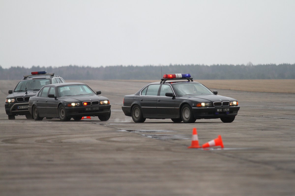 SOP_GOV_PL's tweet photo. 🚘Zmieniają się czasy i samochody – standardy pozostają!
Jedno pozostaje niezmienne – profesjonalne nawyki wypracowywane na torach szkoleniowych i żelazne zasady bezpieczeństwa.
Od BOR do SOP – lata doświadczeń, setki godzin treningów i jeden cel: bezpieczeństwo! https://t.co/6djVfF1YKC