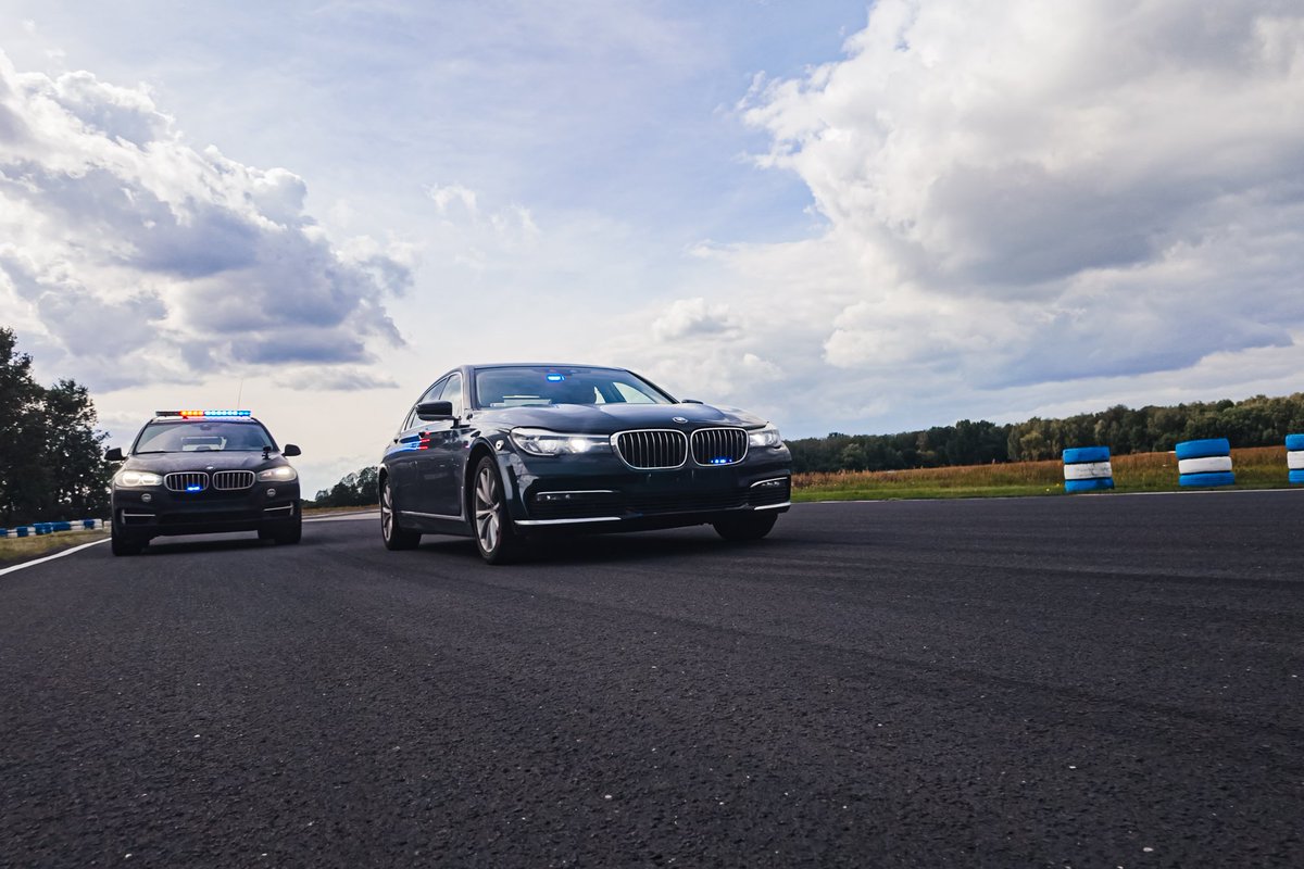 SOP_GOV_PL's tweet photo. 🚘Zmieniają się czasy i samochody – standardy pozostają!
Jedno pozostaje niezmienne – profesjonalne nawyki wypracowywane na torach szkoleniowych i żelazne zasady bezpieczeństwa.
Od BOR do SOP – lata doświadczeń, setki godzin treningów i jeden cel: bezpieczeństwo! https://t.co/6djVfF1YKC