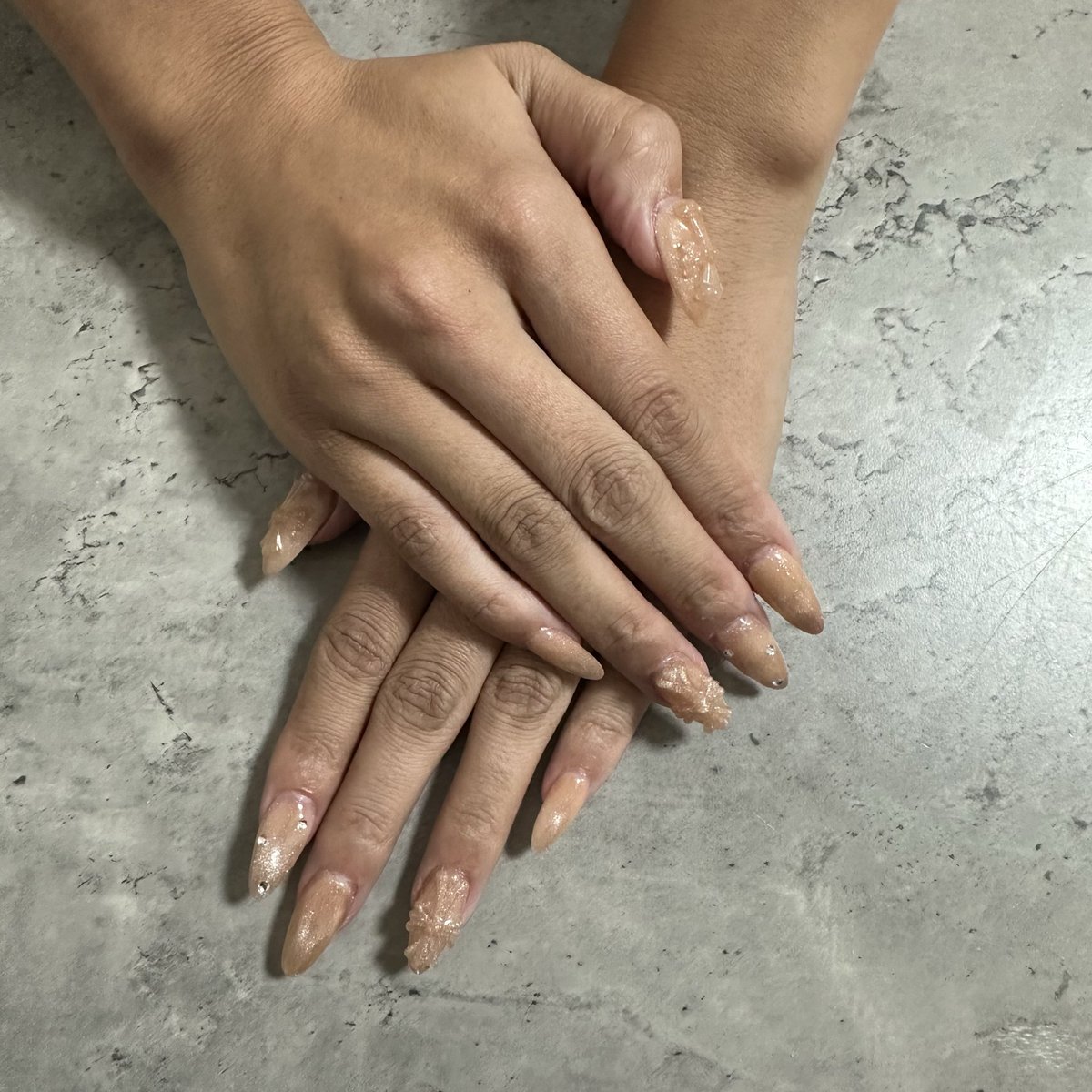 c07c02s07's tweet photo. 沖縄から大阪帰ってきて速攻ネイルしに来てくれた友達💅🏻❤️
ベージュマグネットとクロム かわいい!! https://t.co/27KSTTDdvu