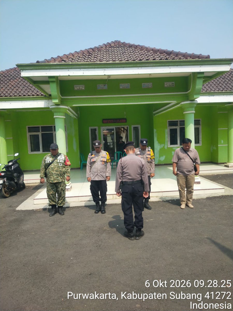 HumassekCpdysbg's tweet photo. Iptu H. Subur Mulyana SH Panit SAMAPTA Polsek Cipeundeuy pimpin Apel Pratugas pengamanan penetapan balon menjadi calon, penyerahan SK dari panitia kepada Calon, Desa Cimayasari https://t.co/V34WMUC5LW