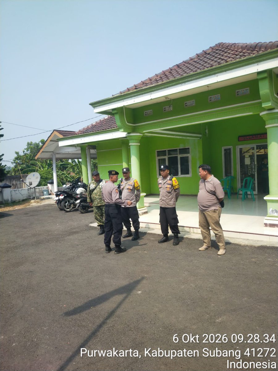 HumassekCpdysbg's tweet photo. Iptu H. Subur Mulyana SH Panit SAMAPTA Polsek Cipeundeuy pimpin Apel Pratugas pengamanan penetapan balon menjadi calon, penyerahan SK dari panitia kepada Calon, Desa Cimayasari https://t.co/V34WMUC5LW