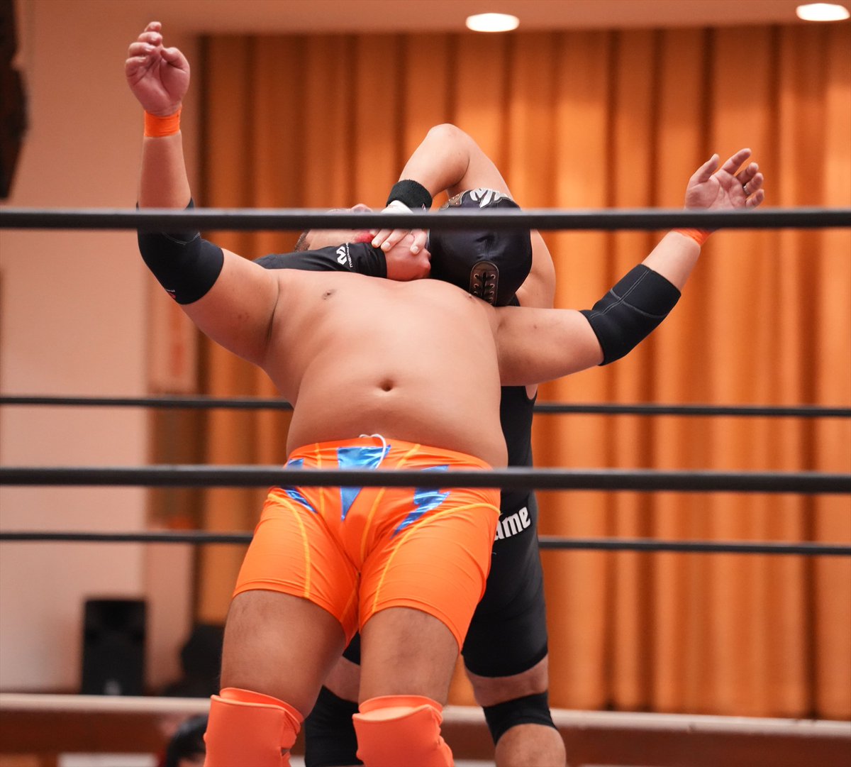 Namjunkzone's tweet photo. パワーファイターたちにテクニックで対抗するノーネーム選手。
#RAW94 https://t.co/boyv9n68Mj