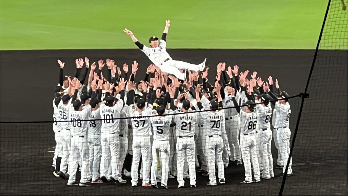 ht449m's tweet photo. 胴上げ見れた🐯🏆🎉 https://t.co/kI7W0W9YBS