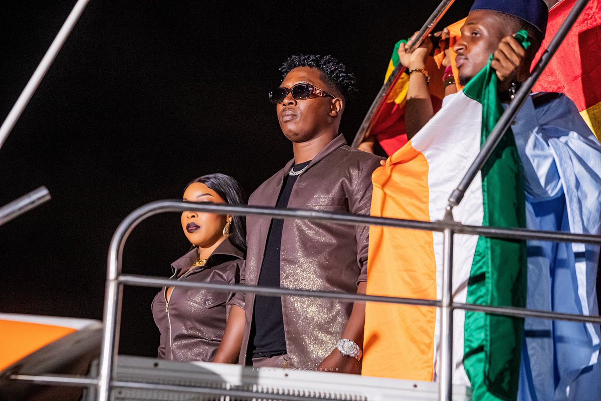 SoulBangs's tweet photo. Une entrée magistrale, des frissons et vos voix pour nous accueillir… ❤️🔥 
Ce moment du Concert de la Fraternité restera gravé dans nos cœurs ! Merci pour cet amour. 🇬🇳🤝🇨🇮
#SoulBangs #ManambaKanté #ConcertDeLaFraternité #52Semaines52Chansons https://t.co/qhGGgKy1KW